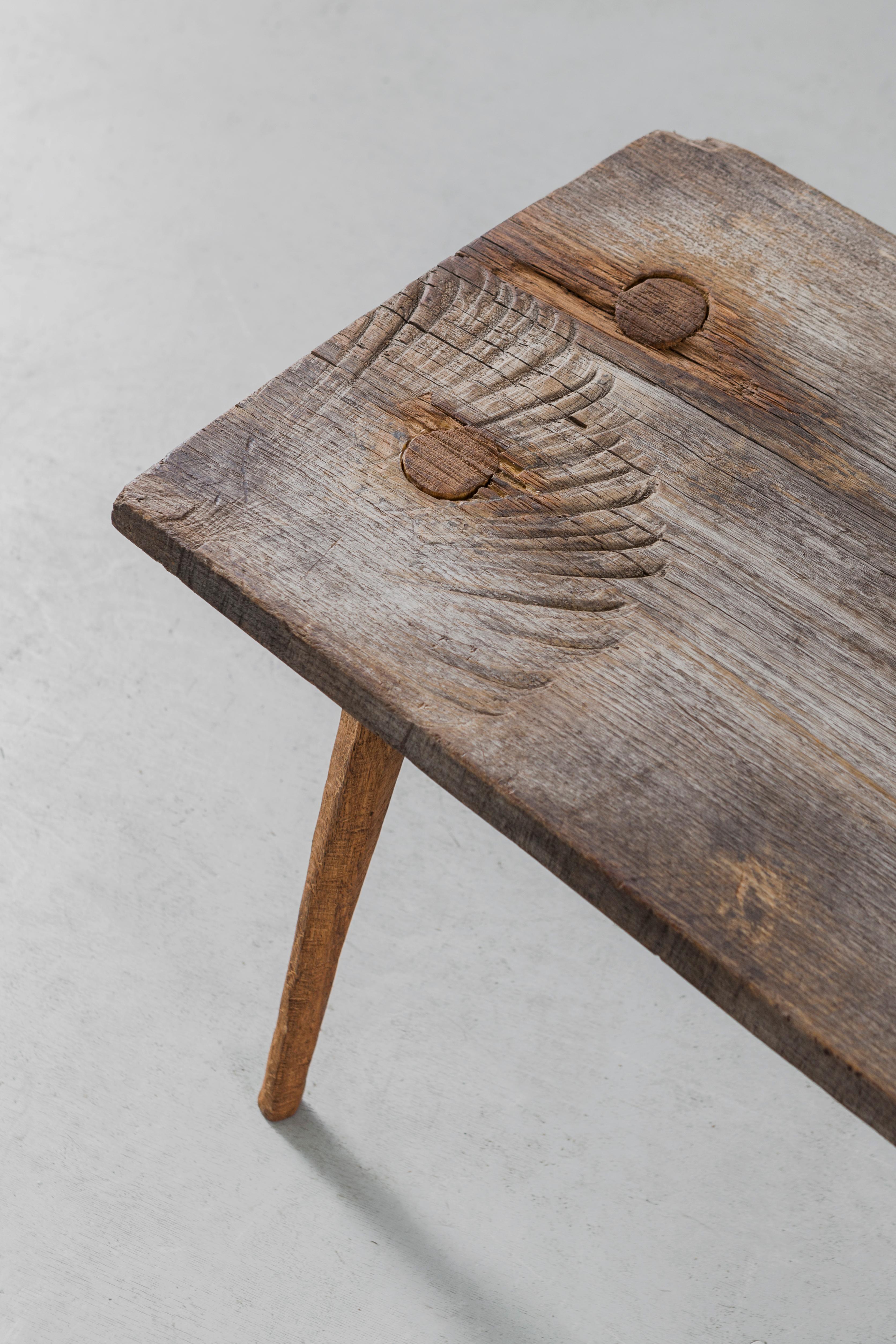 Kleiner Tisch aus massiver Eiche (+ Leinöl)
Maße: 45 x 73 x 40 cm

Das Sóha Design Studio entwirft und produziert Möbel und Dekorationsobjekte aus massiver Eiche in einem authentischen Stil. Die Inspiration für all diese Gegenstände kommt von der