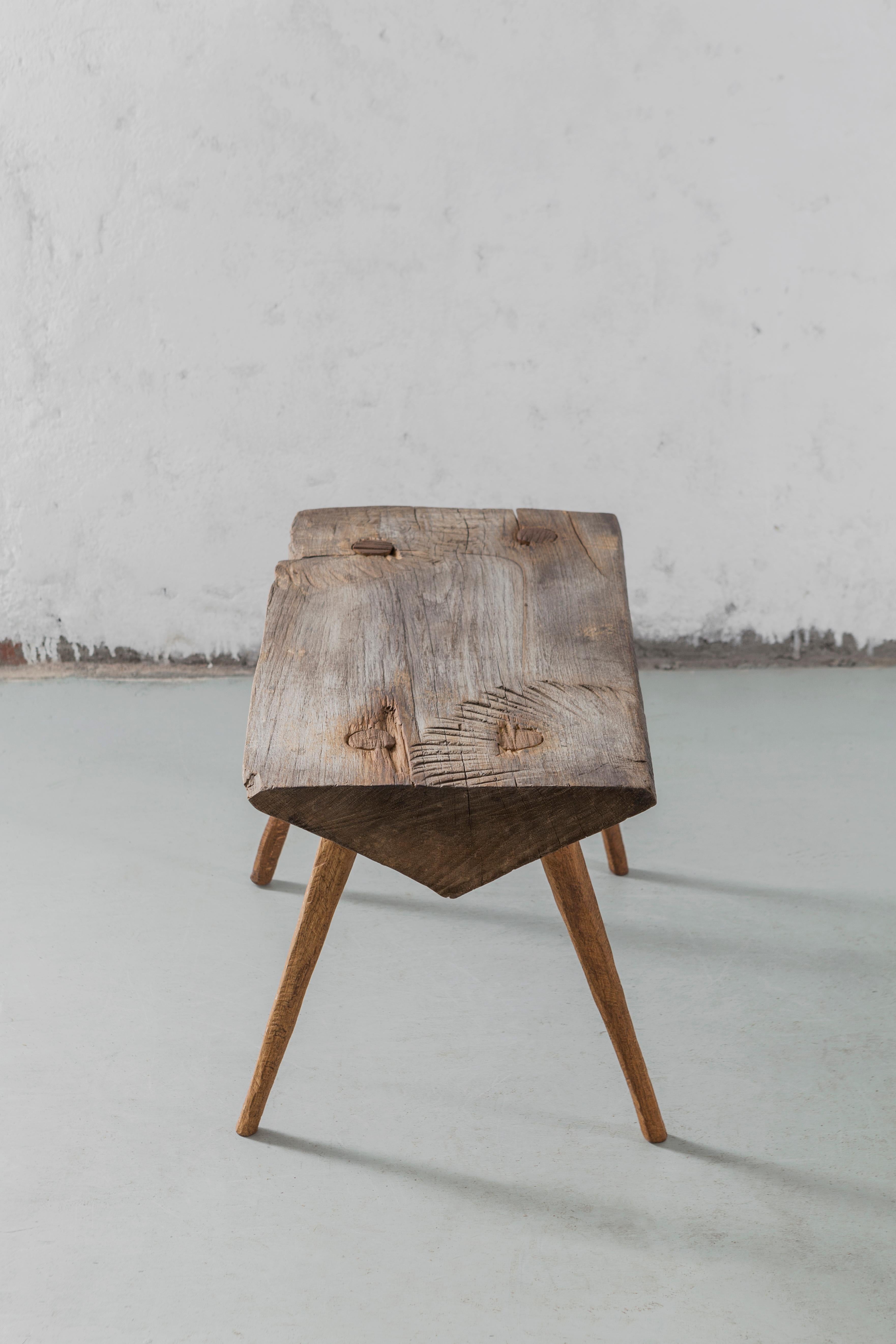 Russe Petite table n°9 contemporaine de style brutaliste en chêne massif et huile de lin en vente