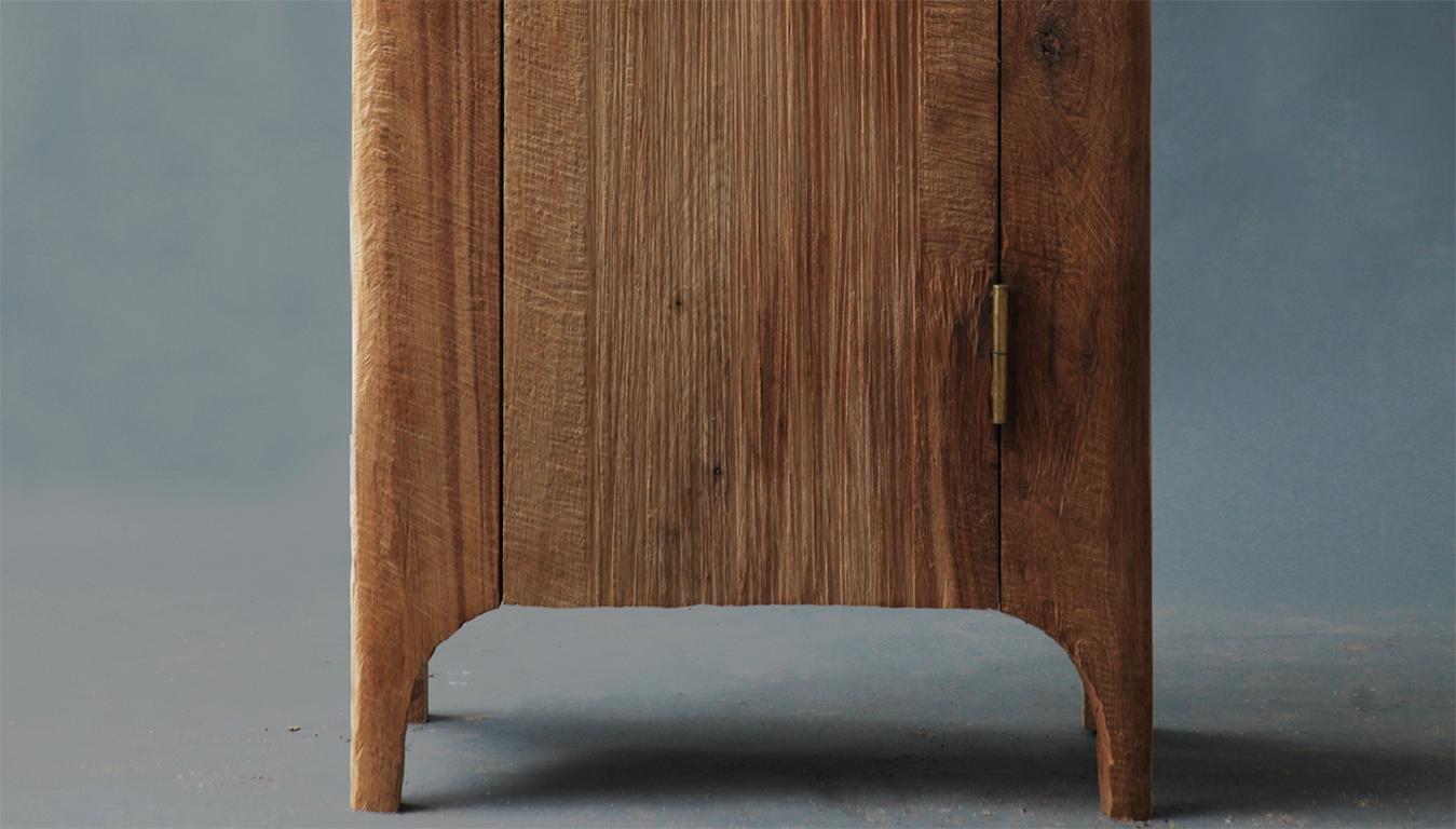 Brutalisme Armoire contemporaine de style brutaliste en chêne massif et huile de lin en vente