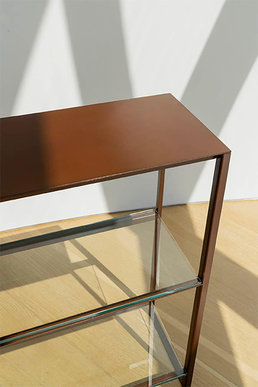 Zeitgenössischer Buffettisch aus recyceltem Metall, minimalistischer Stil, mit Glasablage (Minimalistisch) im Angebot