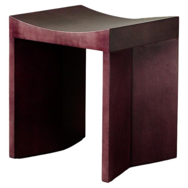 Tabouret arc contemporain en érable massif pourpre bourgogne par JUNTOS