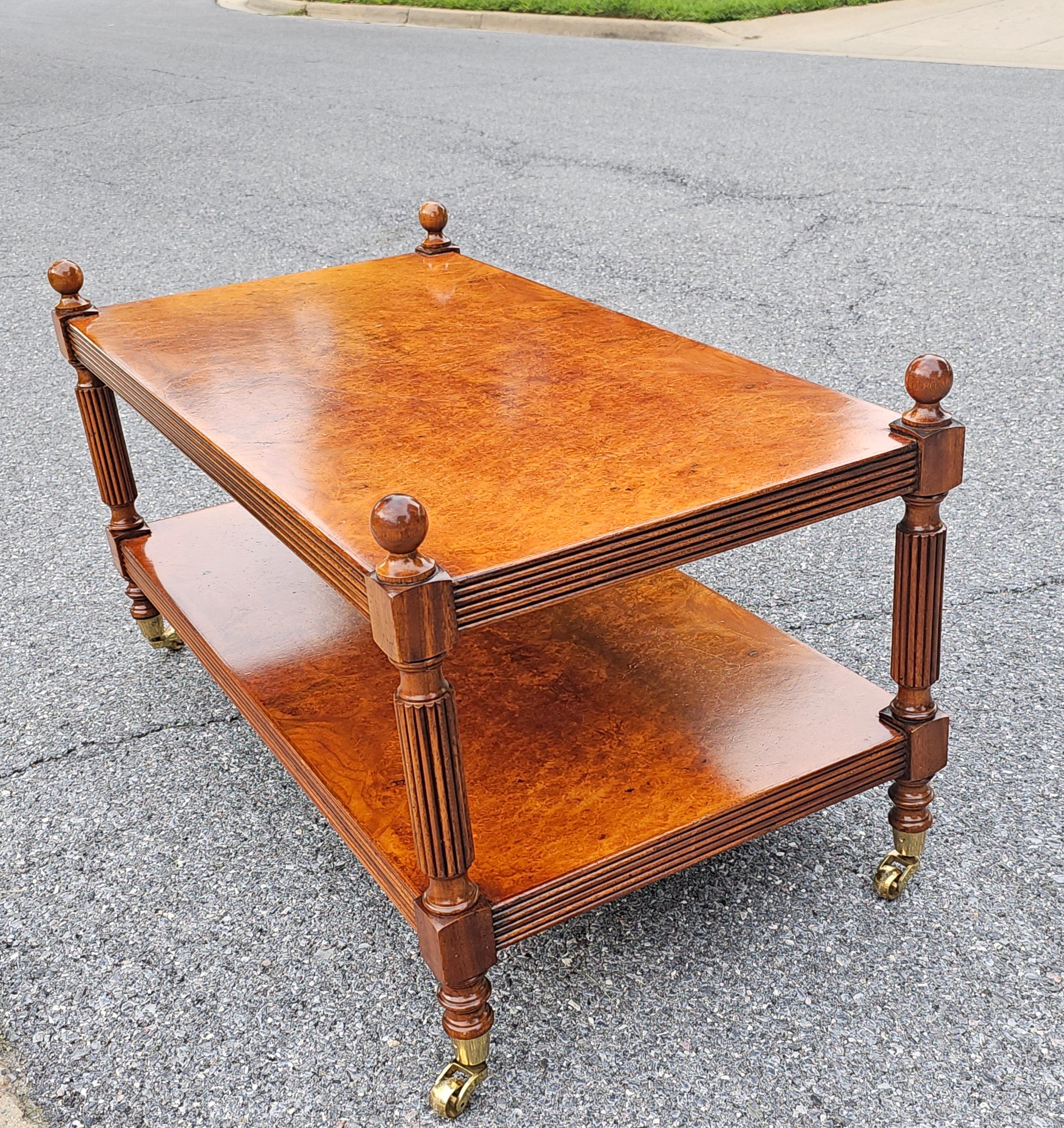 Contemporary Burl Fruitwood Tier Rolling Coffee Table (21. Jahrhundert und zeitgenössisch) im Angebot