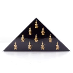 Bambole birmane contemporanee in una teca di lucite