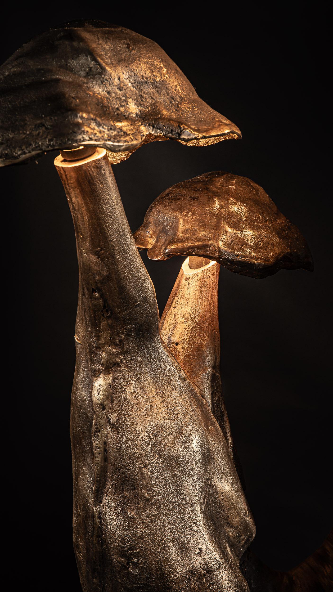 Ottone Albero di pioppo bruciato e cerato contemporaneo con lampada da terra in ottone fuso Tondel 03 in vendita
