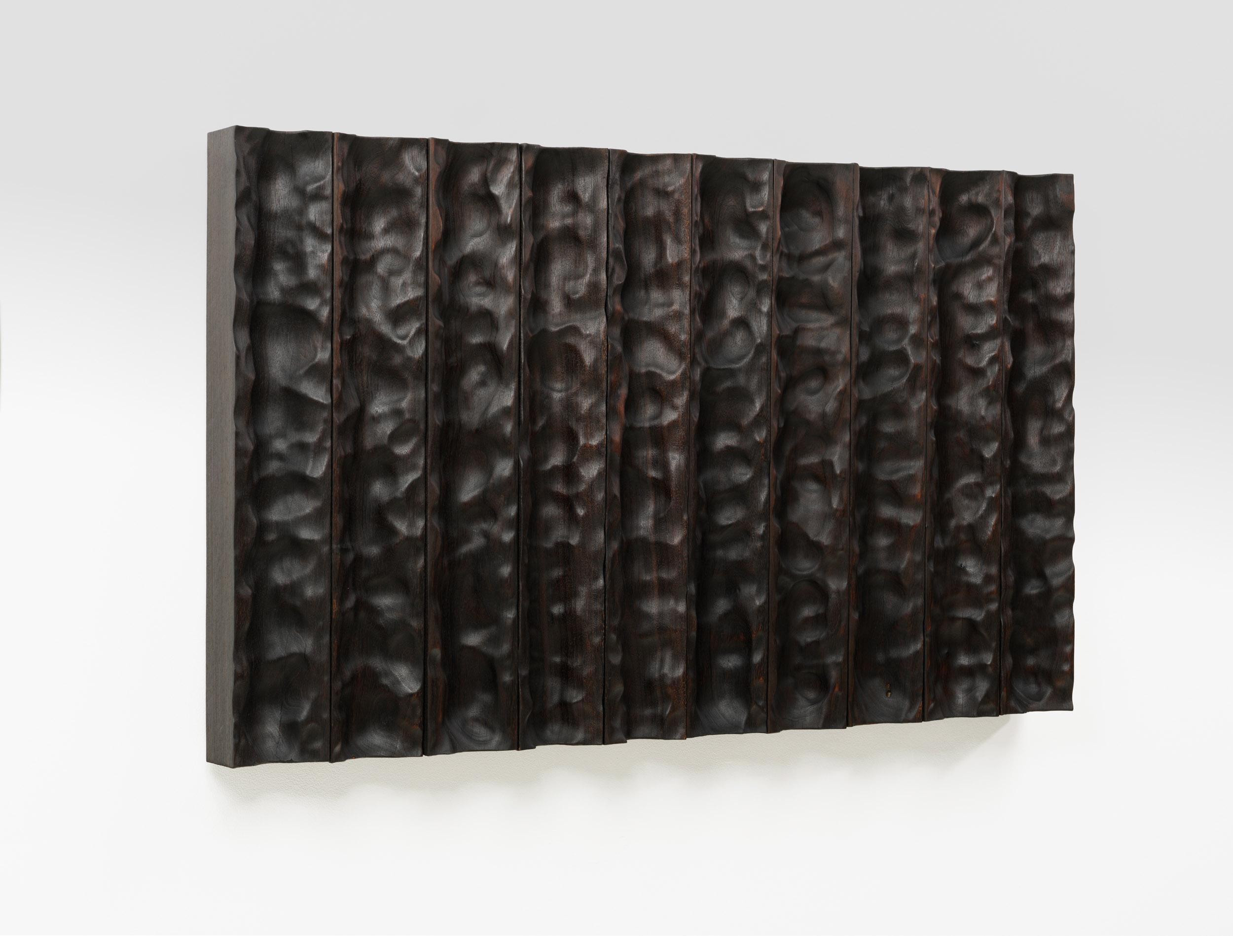 Sculpté à la main Pièce murale contemporaine en bois tendre brûlé Un message de résilience par Katrien Doms en vente