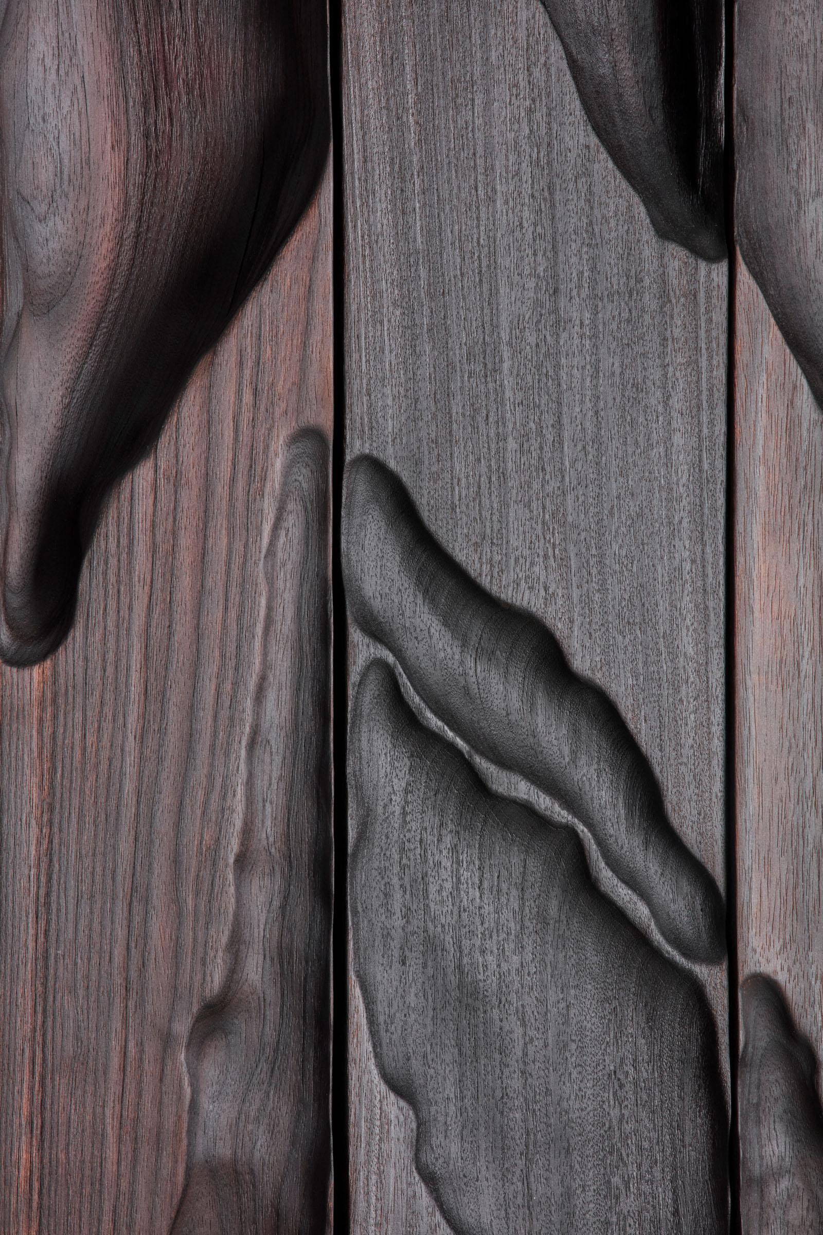 Sculpté à la main Contemporain brûlé en bois tendre Dolce Paola par Katrien Doms en vente