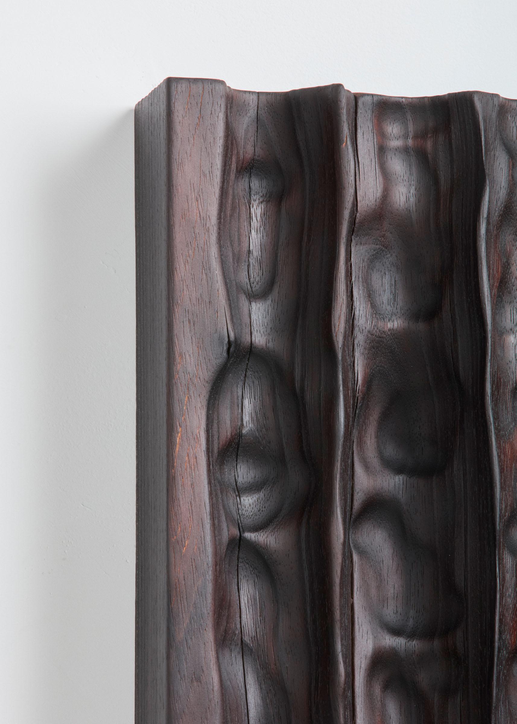 Zeitgenössisches gebranntes weiches holz Marzhan by Katrien Doms (Handgeschnitzt) im Angebot