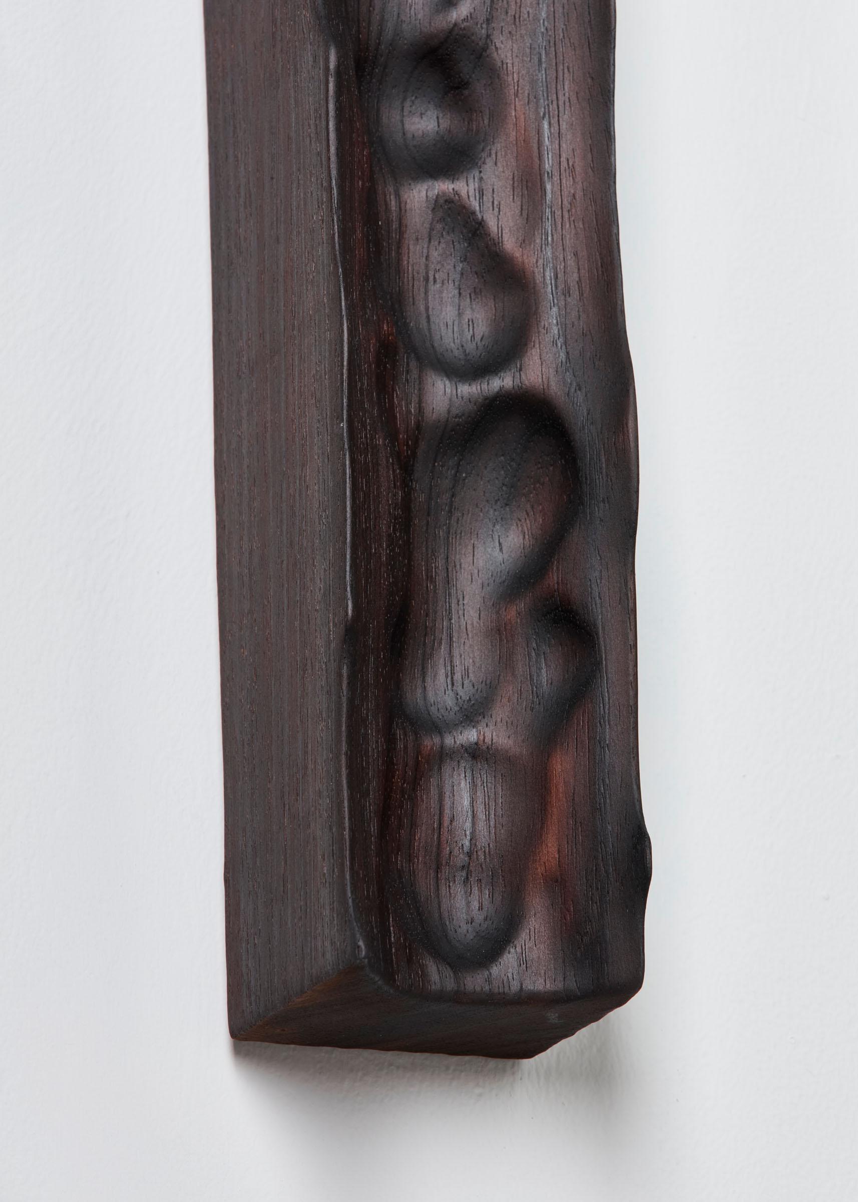 Zeitgenössisches gebranntes Weichholz The Guardian by Katrien Doms (Handgeschnitzt) im Angebot