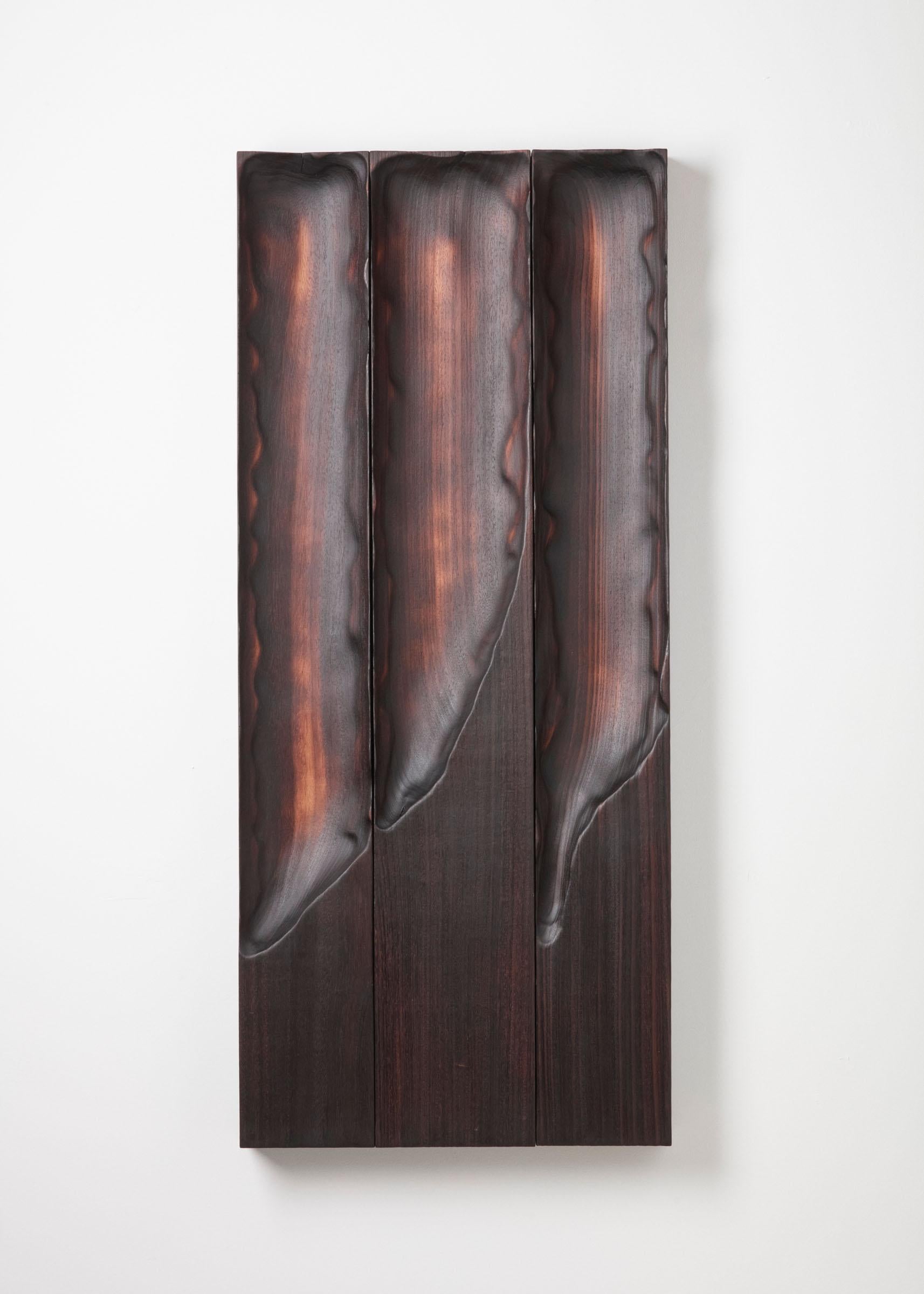 Zeitgenössisches gebranntes weiches holz Der Fluss singt von Katrien Doms (Handgeschnitzt) im Angebot