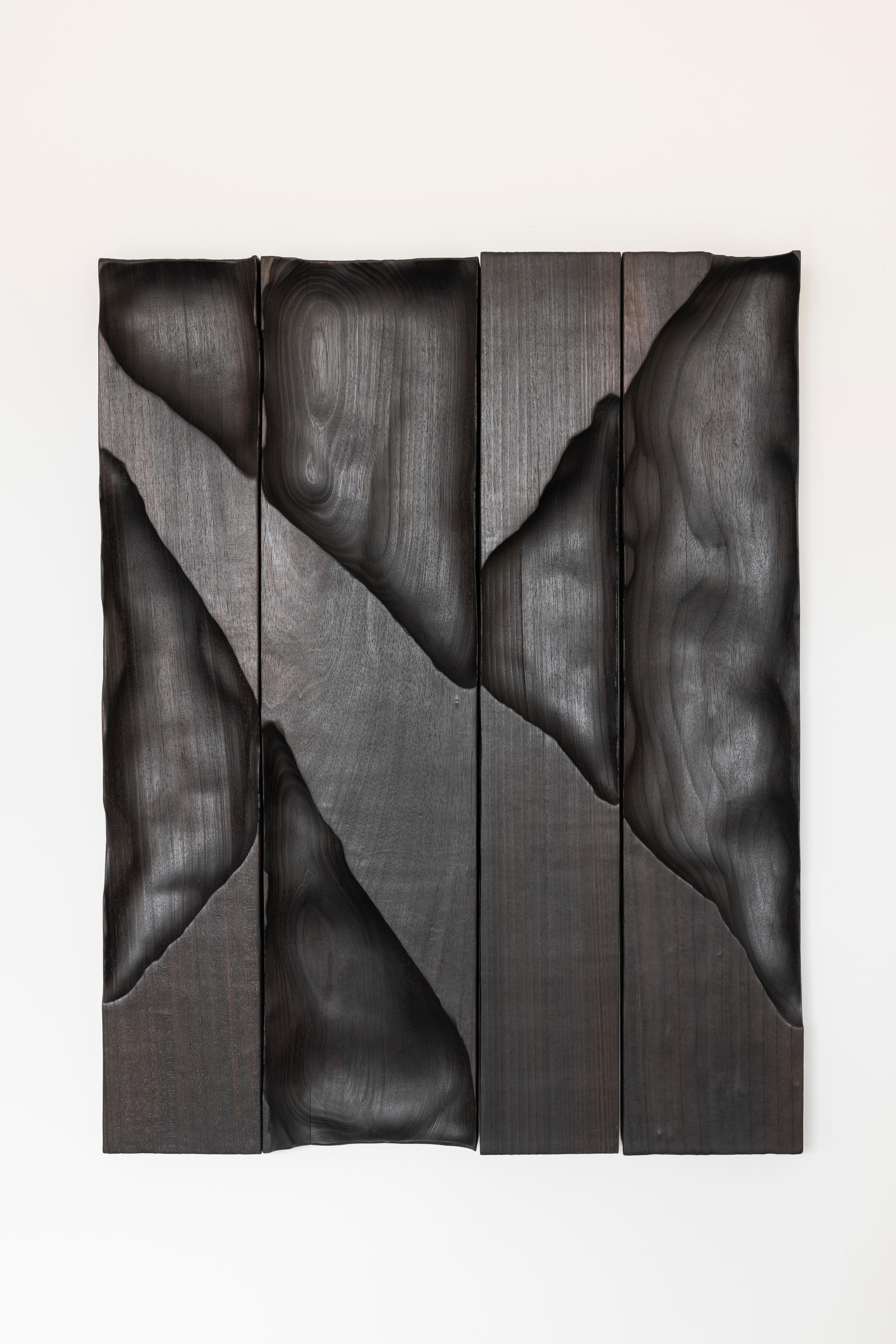 Sculpté à la main Pièce murale contemporaine en bois tendre brûlé Ukiyo 032 par Katrien Doms en vente