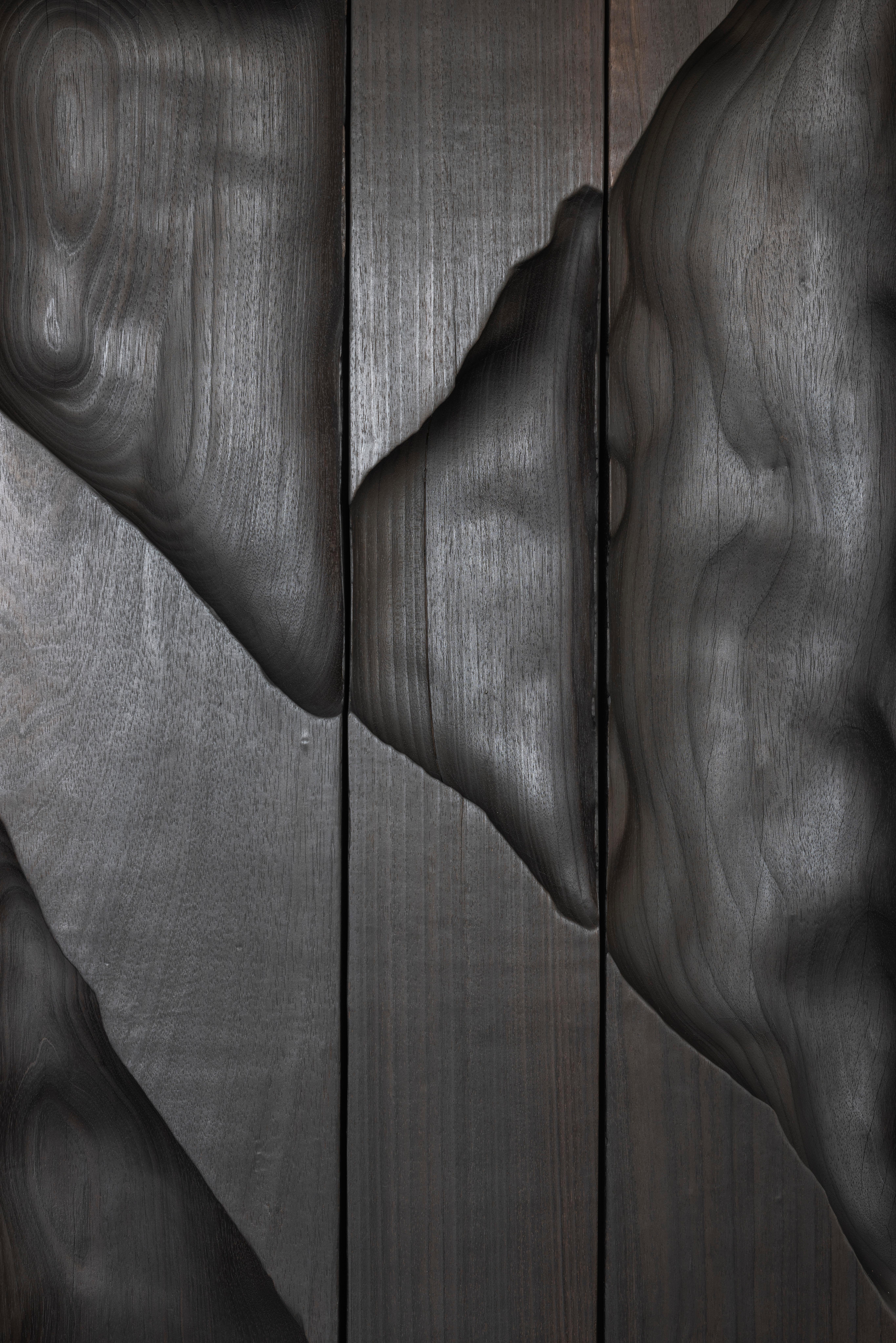 Pièce murale contemporaine en bois tendre brûlé Ukiyo 032 par Katrien Doms en vente 1