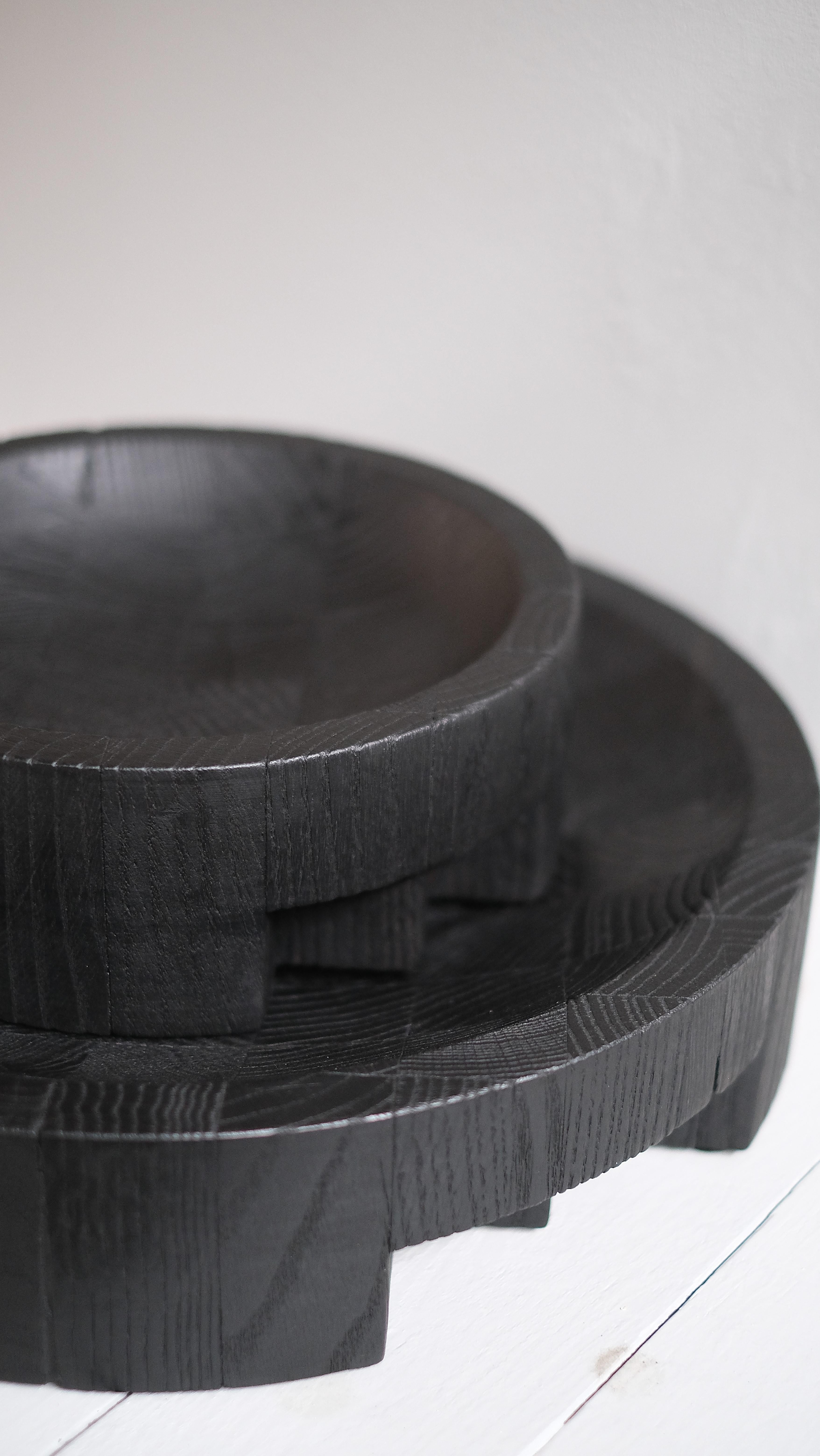 Contemporary Burnt and Wazed Oak Sma;l Black Disk Tray by Arno Declercq In New Condition For Sale In Geneve, CH