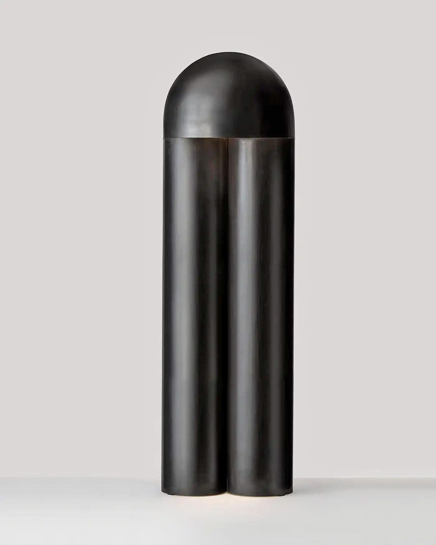 Lampadaire contemporain sculpté en laiton brûlé, Monolith par Paul Matter

La lampe Monolith est un exercice de réduction. Sculptées à partir d'un seul corps à l'aide de simples partitions et de plis, la géométrie des lampes, la texture de la