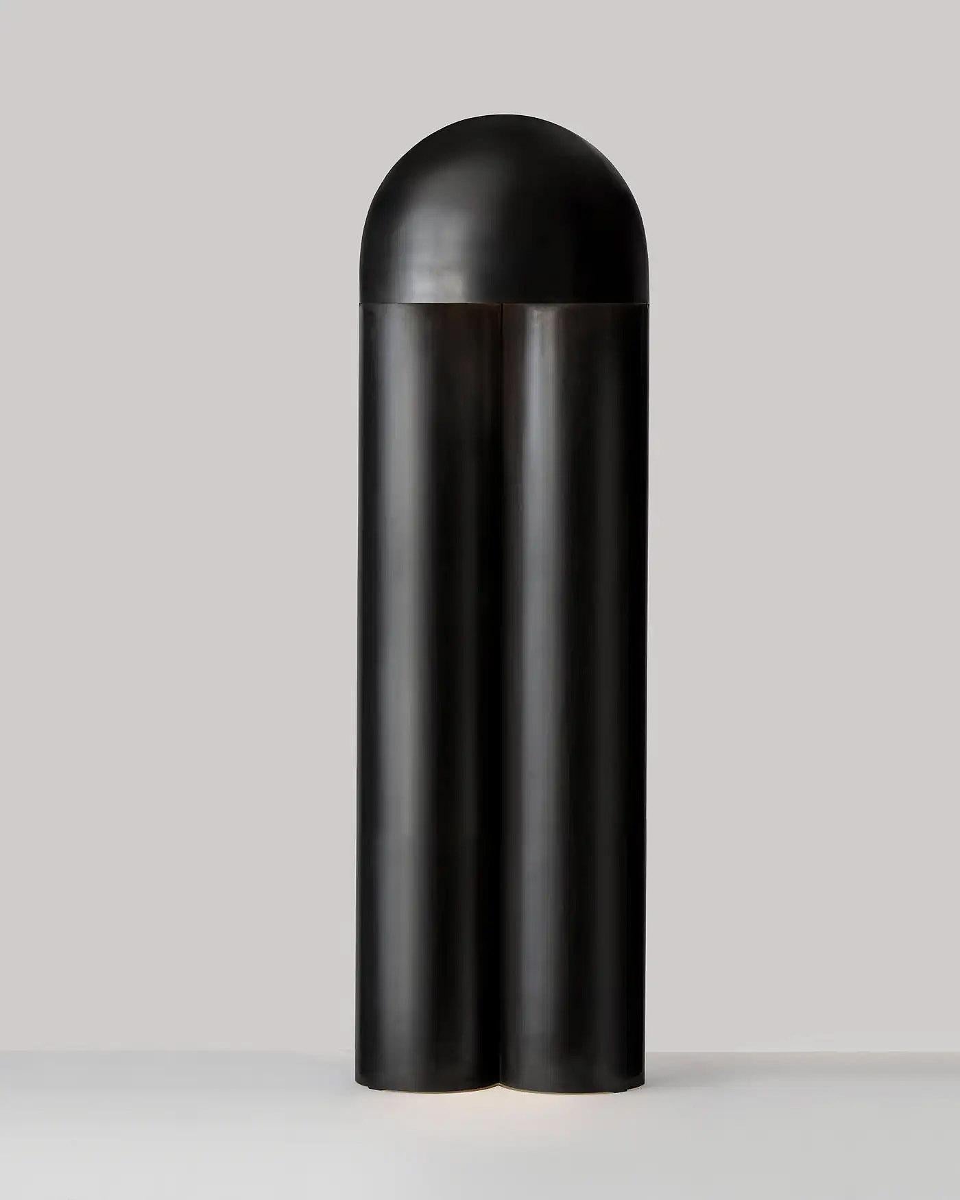 Postmoderne Lampadaire contemporain sculpté en laiton brûlé, Monolith par Paul Matter en vente