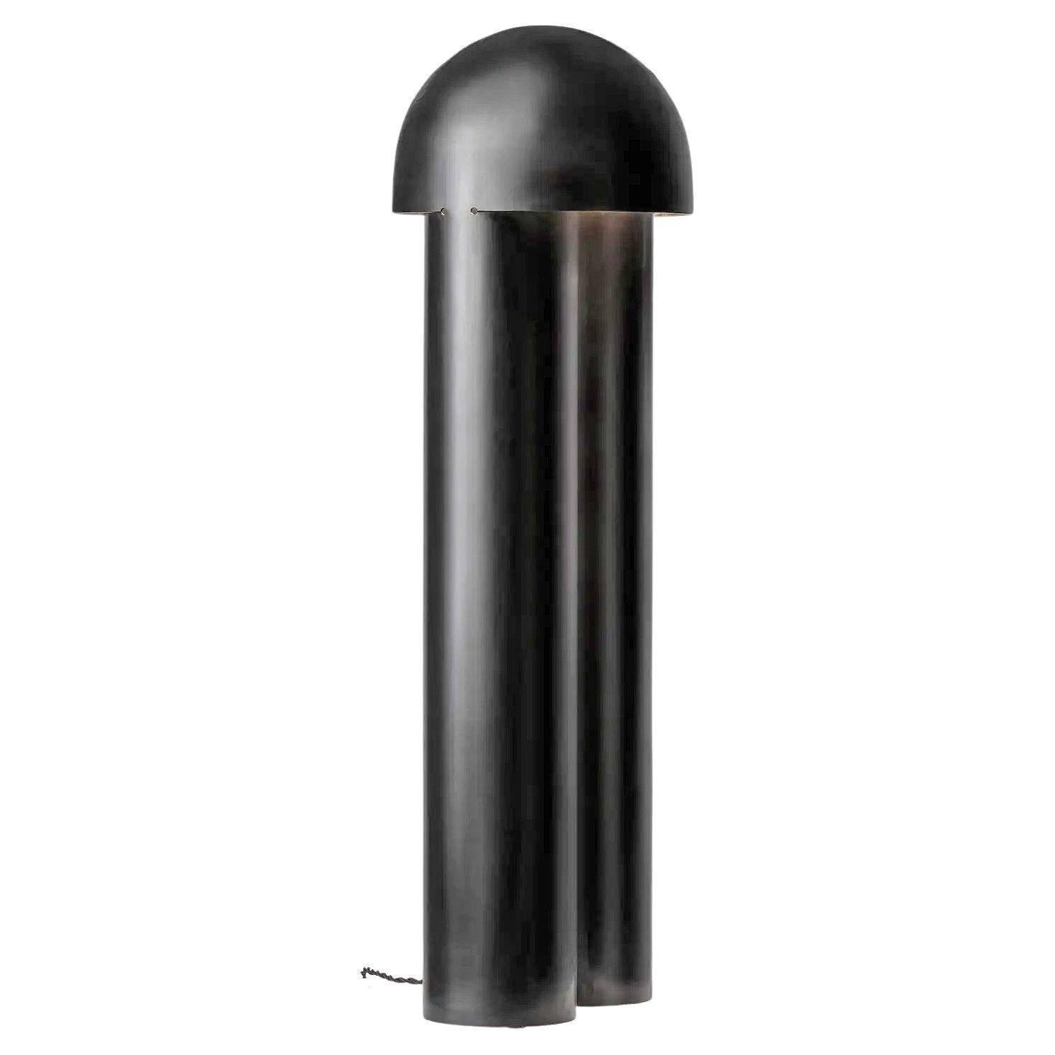 Zeitgenössische Stehlampe aus gebranntem Messing, Monolith von Paul Matter