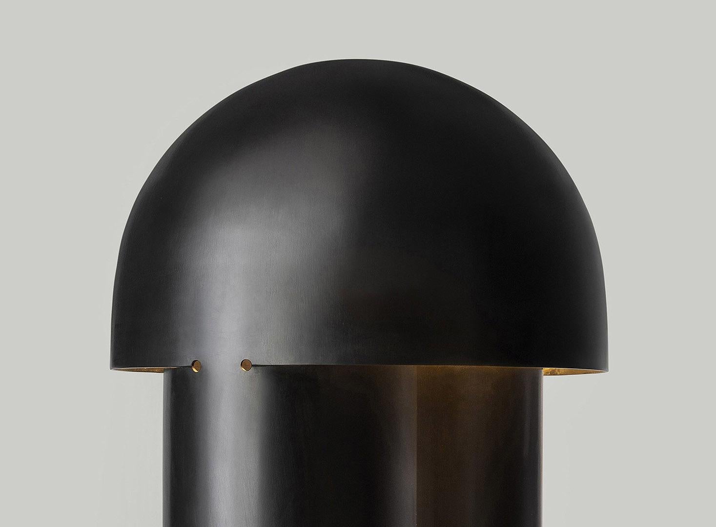 Postmoderne Lampe de table contemporaine sculptée en laiton brûlé, Monolith Large by Paul Matter en vente