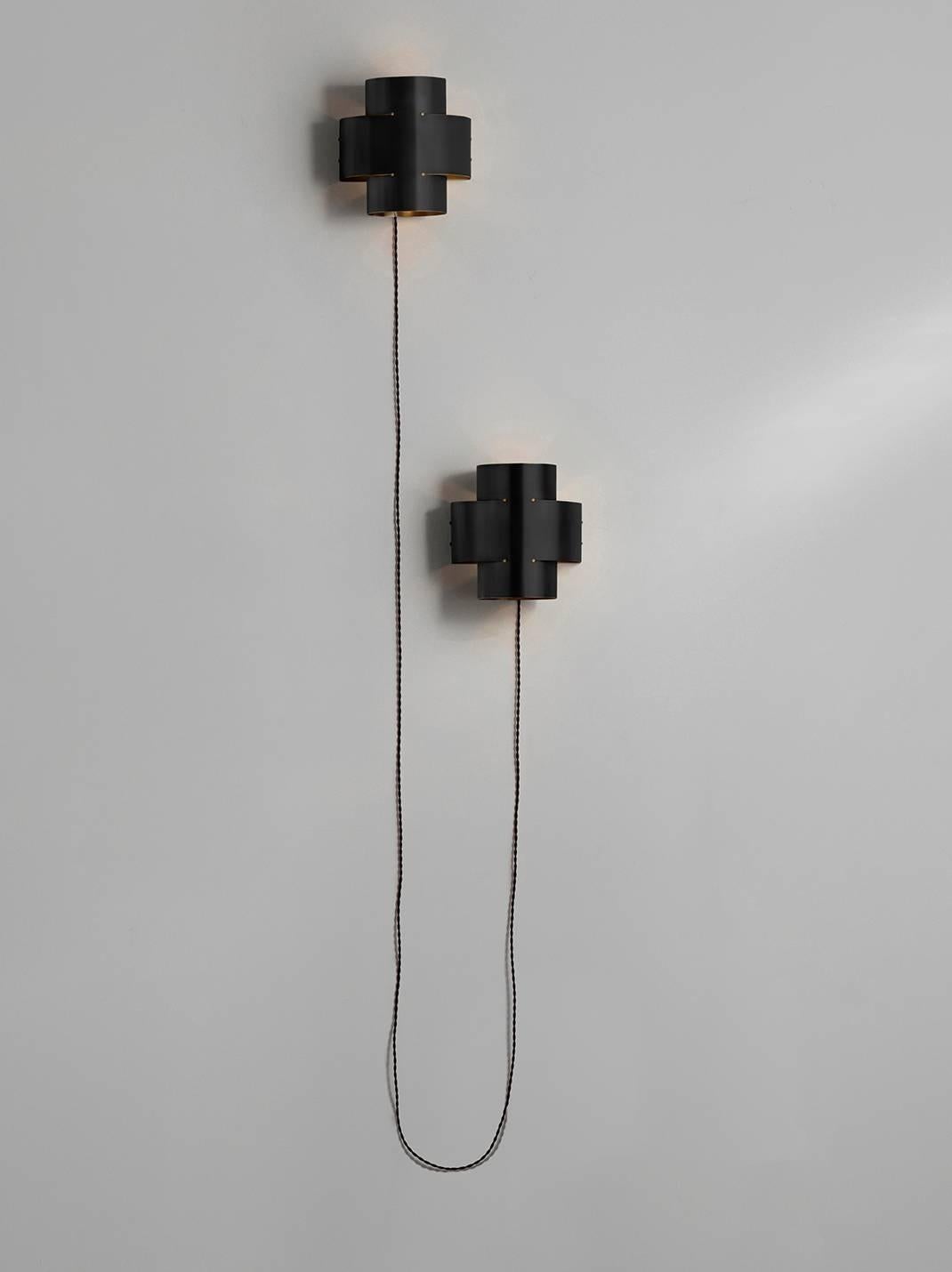 Applique contemporanea in ottone bruciato, più una coppia di lampade di Paul Matter

PLUS Series è una nuova gamma di applicazioni di Paul Matter che presentano una forma semplice in composizioni singolari e ripetitive. Un plus tridimensionale è