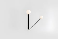 Contemporary Wandleuchter mit Schwenkarm aus geschwärztem Messing, Flutter One von Paul Matter