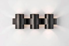 Applique murale contemporaine en laiton brûlé, plus trois grandes lampes par Paul Matter