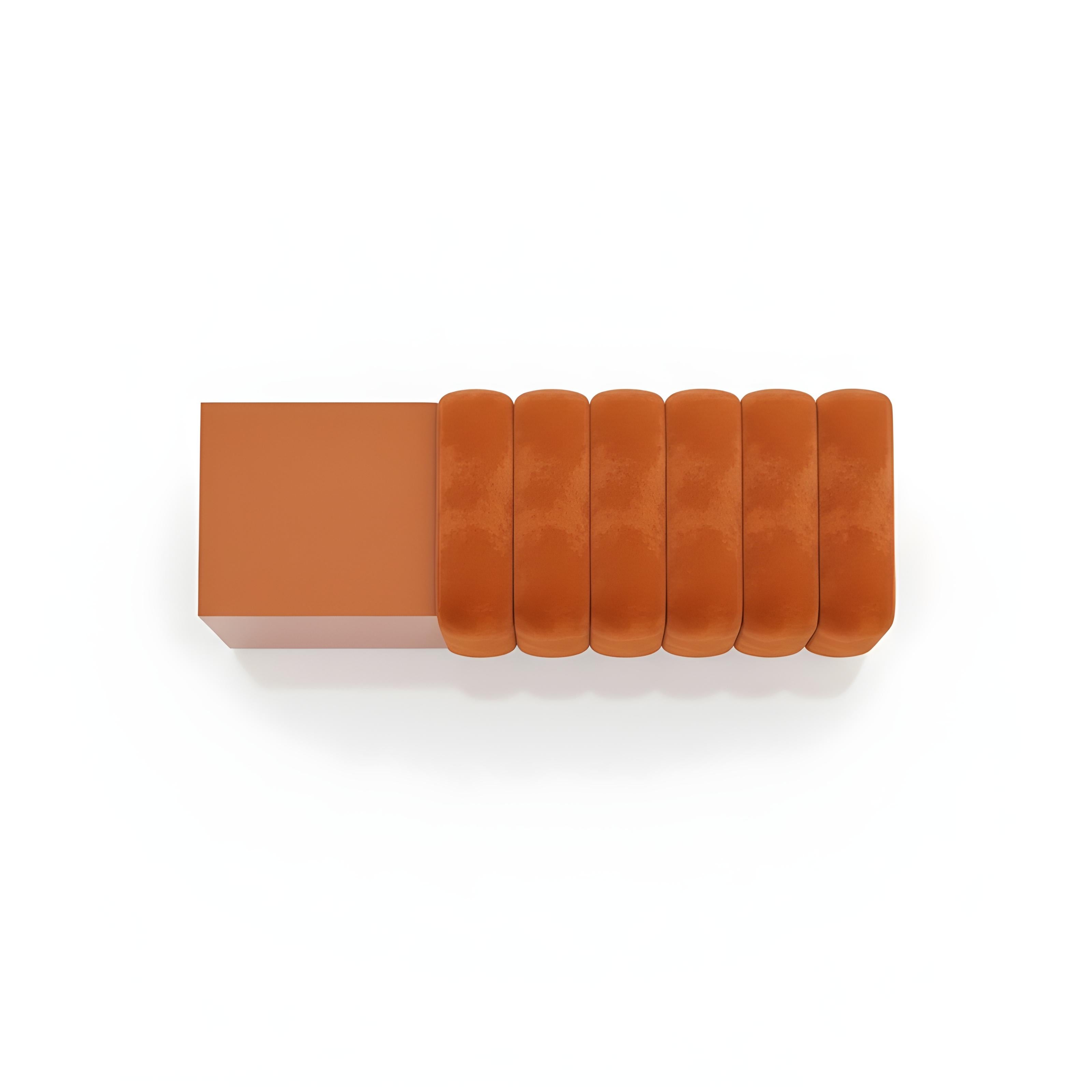 Moderno Panca contemporanea in velluto e lacca color arancio bruciato di Mondo Design Group in vendita