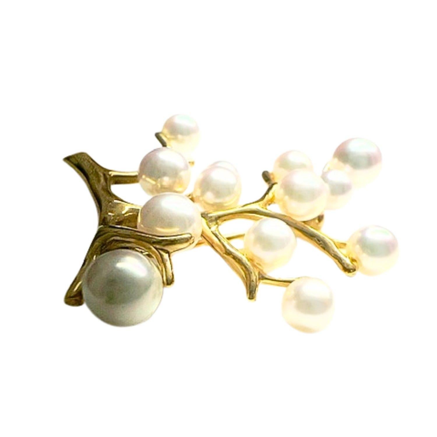 This contemporary brooch is crafted in 18K gold and features a bush-style design with a pearl. It has a weight of 6.06 grams and measures 3.5 cm in height and 3 cm in length.

**IN STOCK**

Characteristics:

Material: 18K Gold
Weight: 6.06