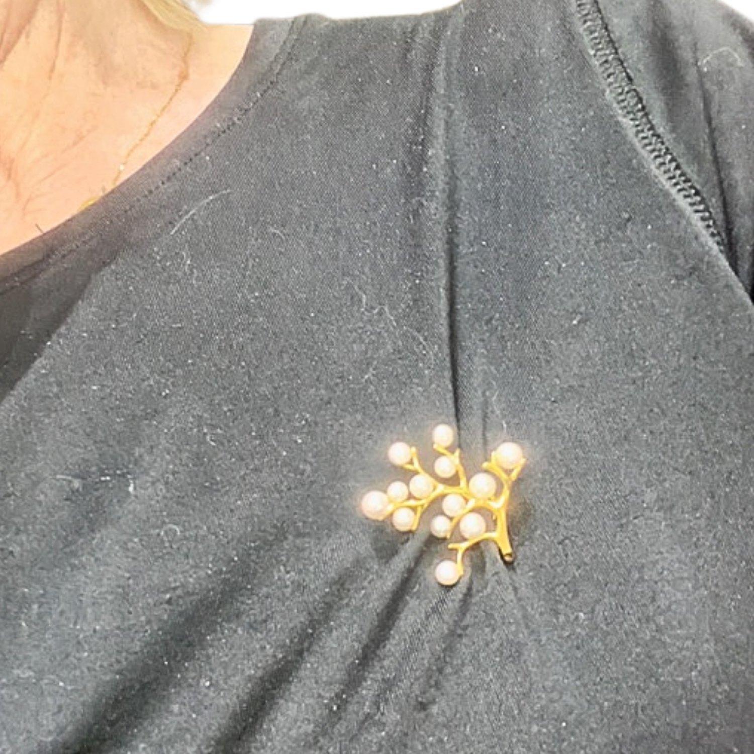 Uncut Contemporary Bush-Style with Pearl Gold Brooch For Sale
