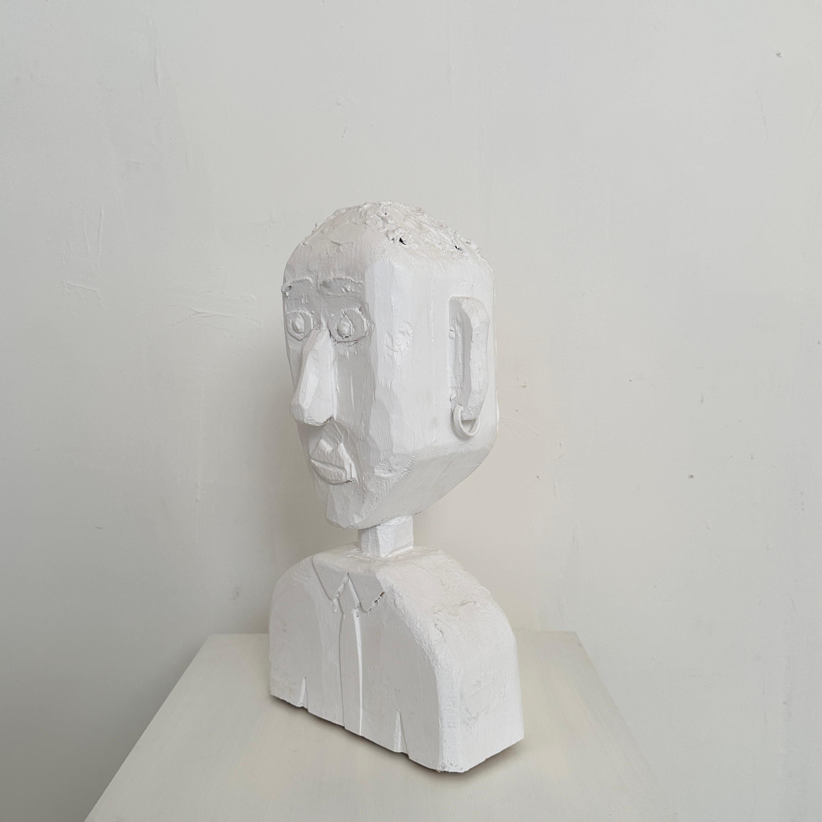 Contemporary Büste eines Mannes aus geschnitztem und bemaltem Kiefernholz, 2023 im Zustand „Neu“ im Angebot in Berlin, DE