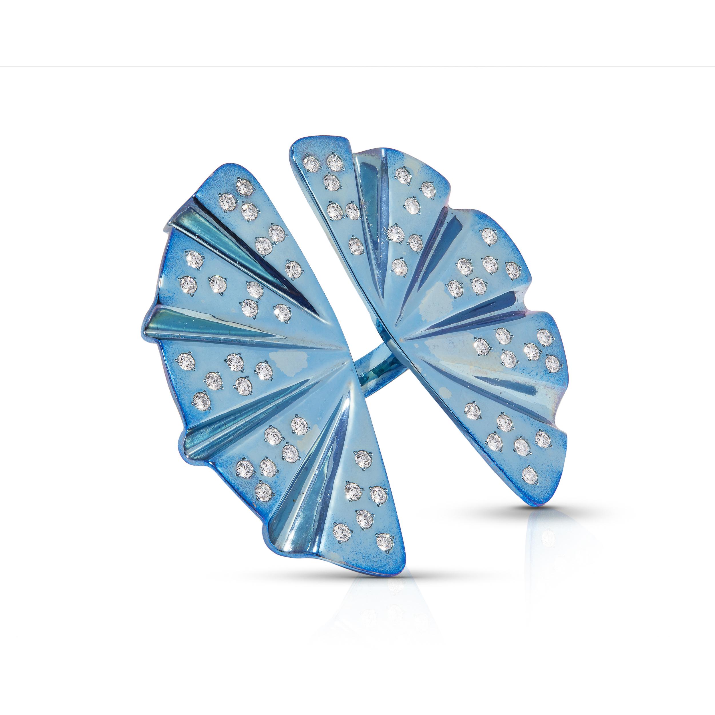 Bague papillon ouverte contemporaine en titane bleu avec diamants Bon état - En vente à Dubai, DU