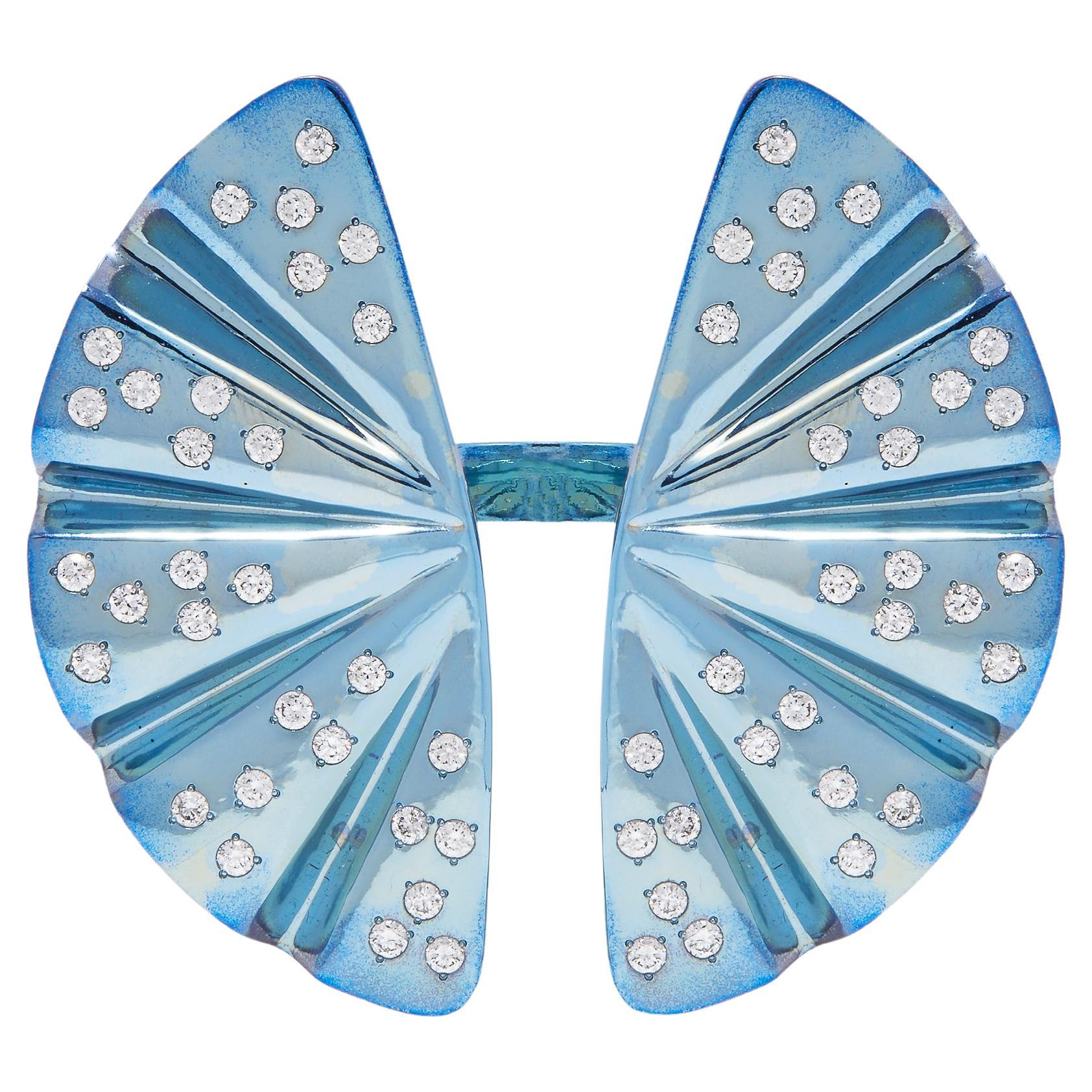 Zeitgenössischer offener Schmetterlingsring aus blauem Titan mit Diamanten