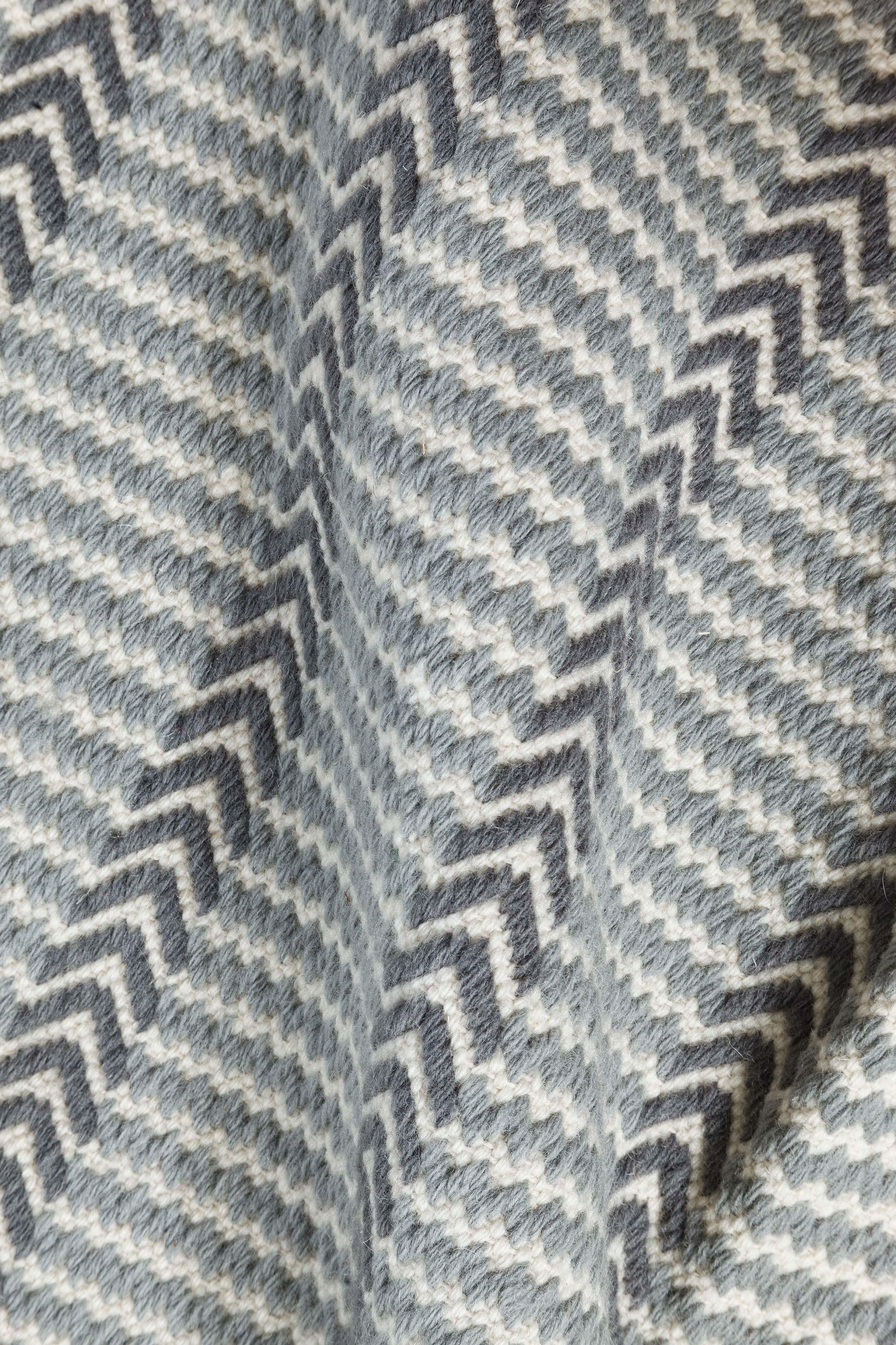 Zeitgenössischer Buxus-Teppich aus handgefertigter Wolle von Doris Leslie Blau.
Größe: 14'2'' × 11'8''
Handgewebter, flachgewebter Wollteppich mit geometrischem Muster in Stahlblau, Grau und Elfenbein. Aus den hochwertigsten MATERIALEN hergestellt,