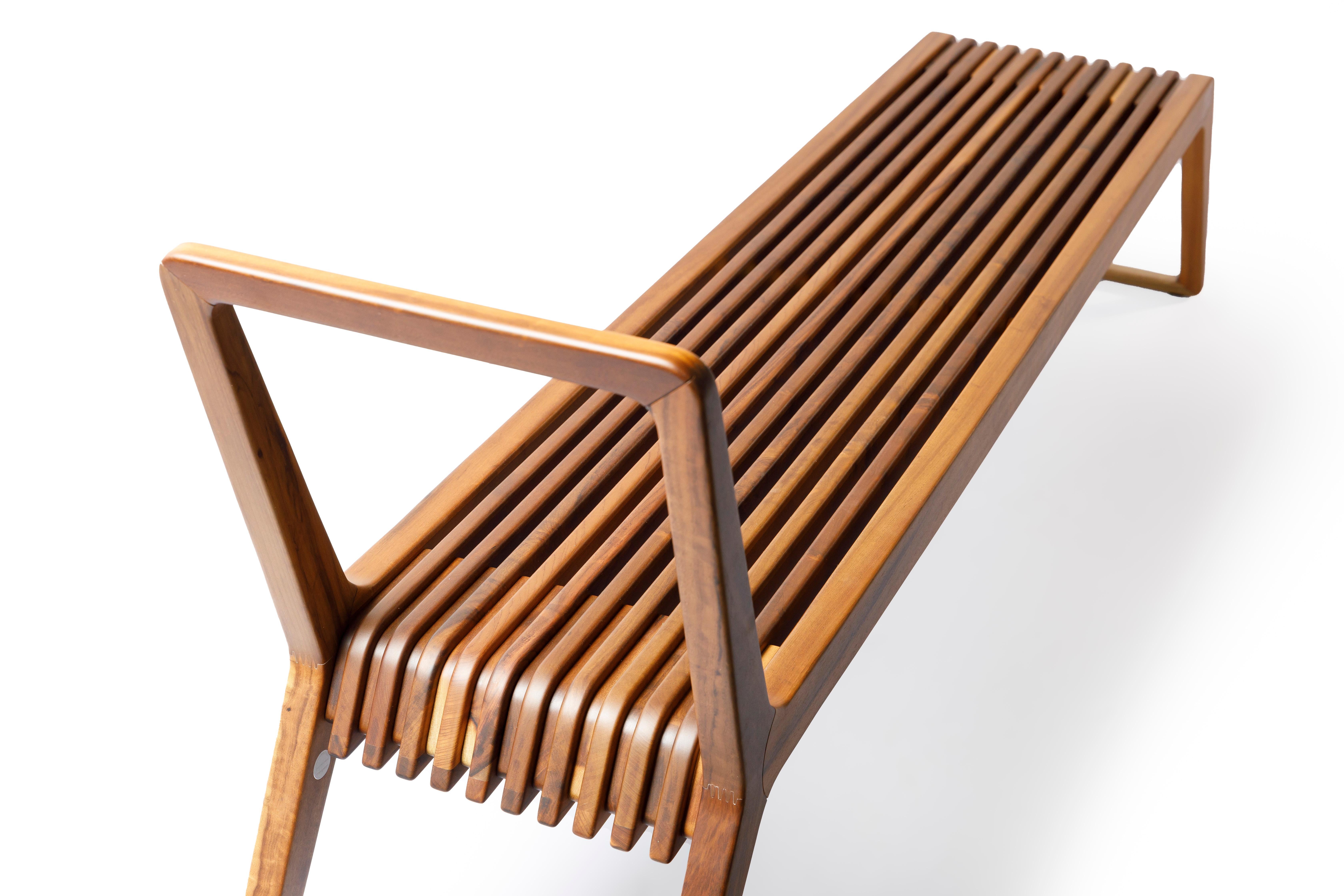 Die Buzios Bank ist ein einzigartiges und elegantes Möbelstück, das vom brasilianischen Industriedesigner Guto Indio da Costa entworfen wurde. Die Bank ist inspiriert von der natürlichen Schönheit und den organischen Formen von Buzios, einer