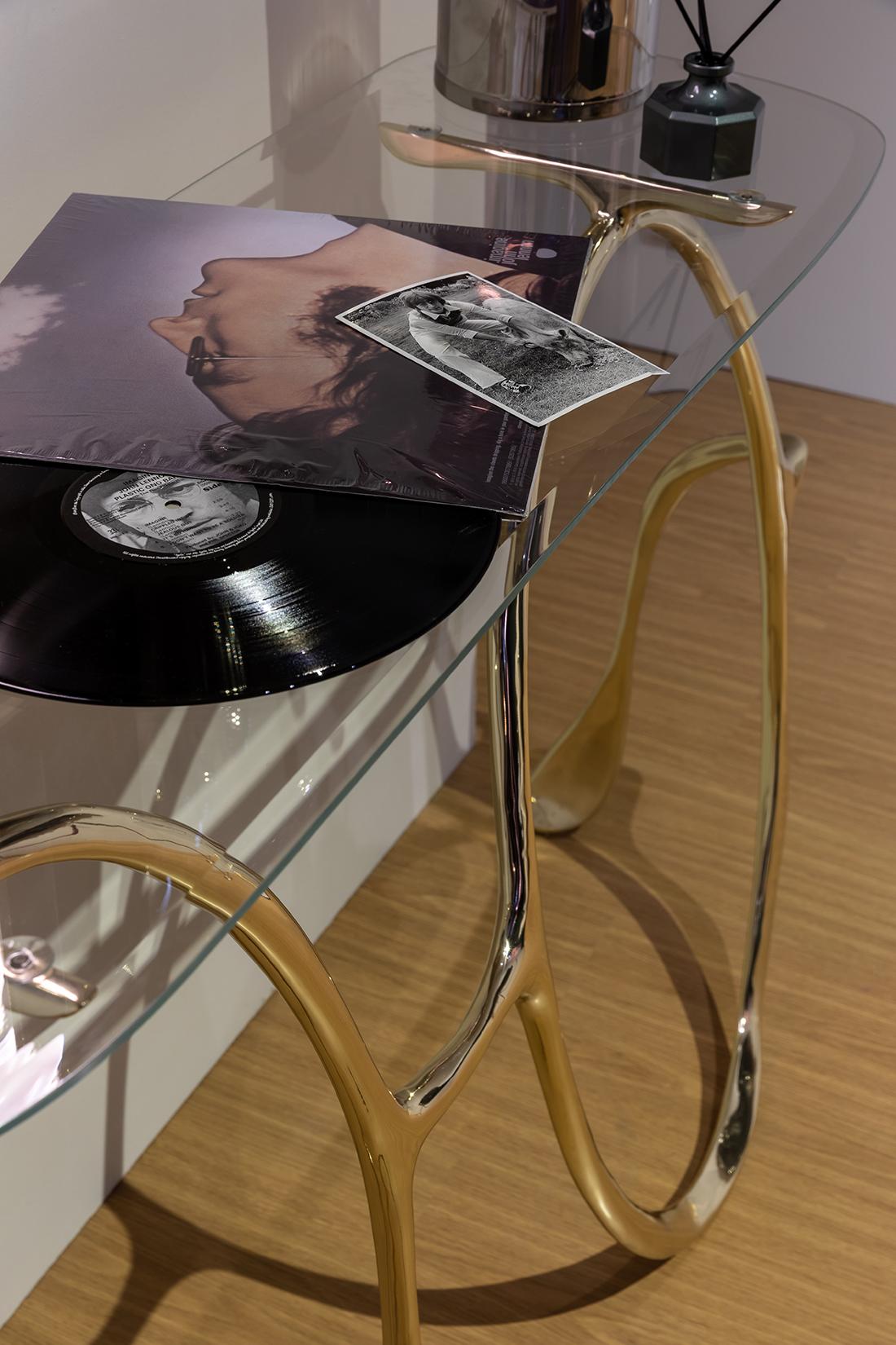 Modern Lennon Gold Console Table, Polished Brass and Glass Top, Art Console In New Condition For Sale In Oporto, PT