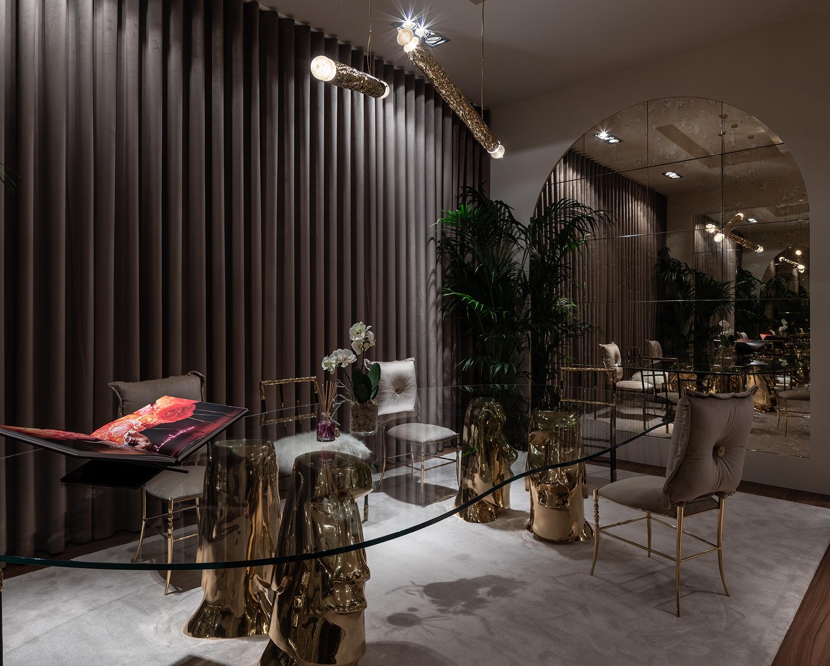 Tavolo da pranzo Moai contemporaneo in fusione di ottone lucido e piano in vetro In condizioni Nuovo in vendita a Oporto, PT