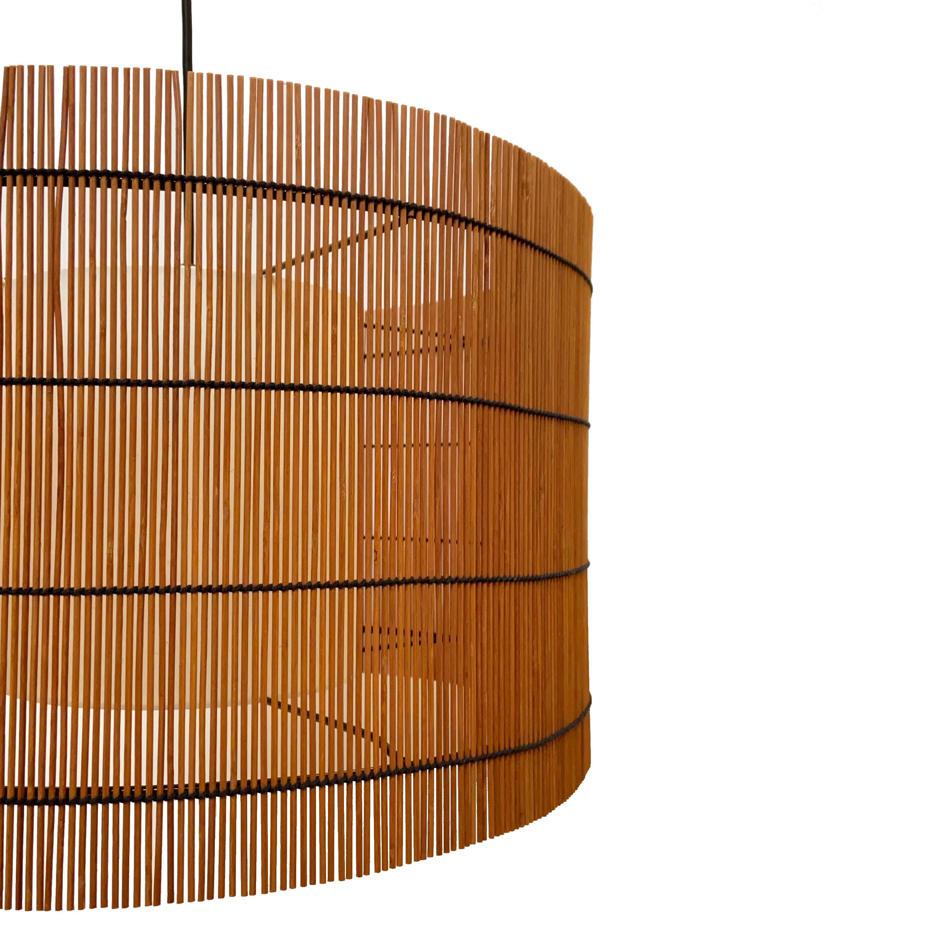 Bambou Lampe à suspension contemporaine faite à la main, en cerisier et bambou, par Mediterranean Objects en vente