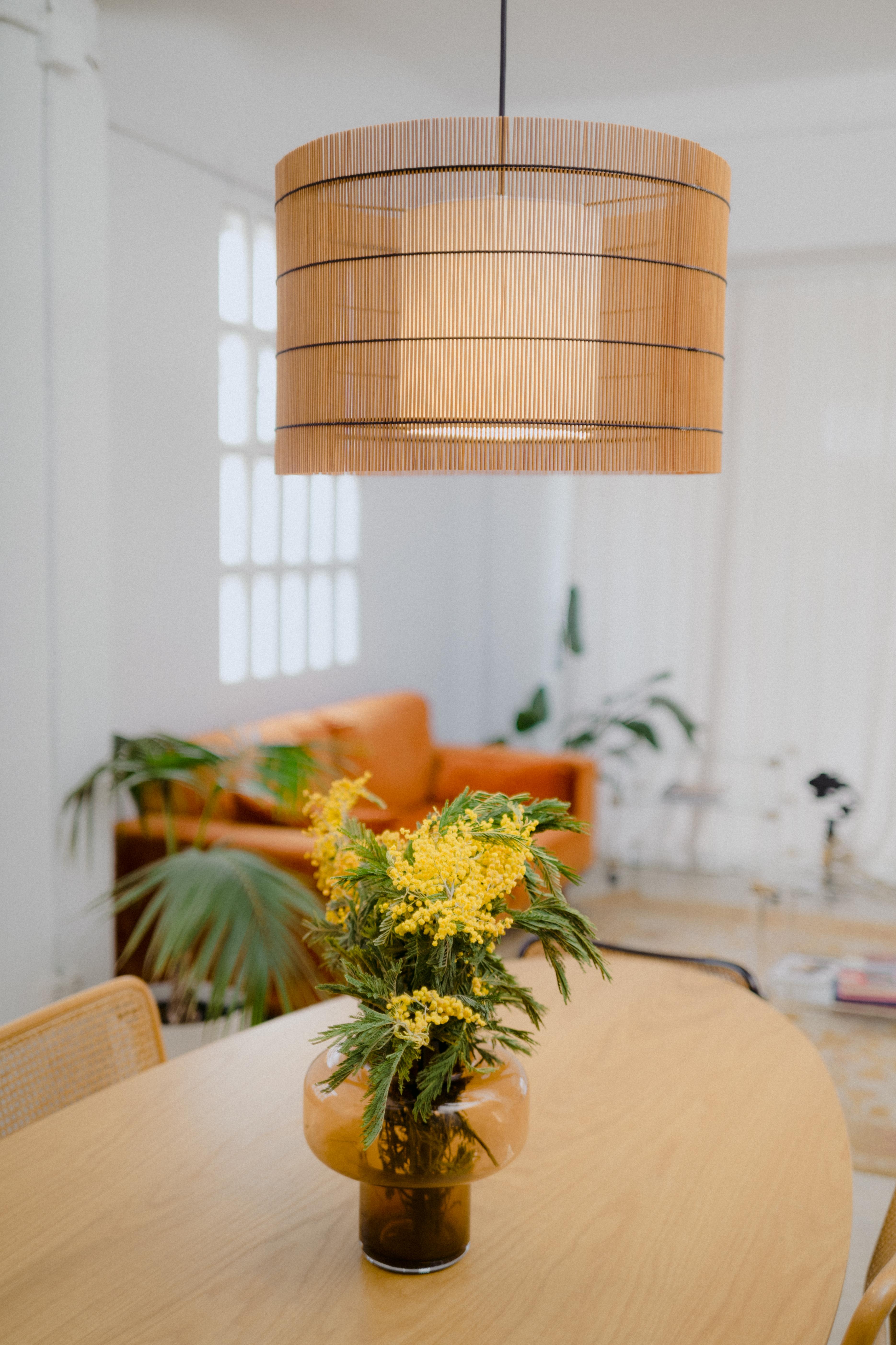 Lampe à suspension contemporaine faite à la main, en cerisier et bambou, par Mediterranean Objects Neuf - En vente à Barcelona, ES
