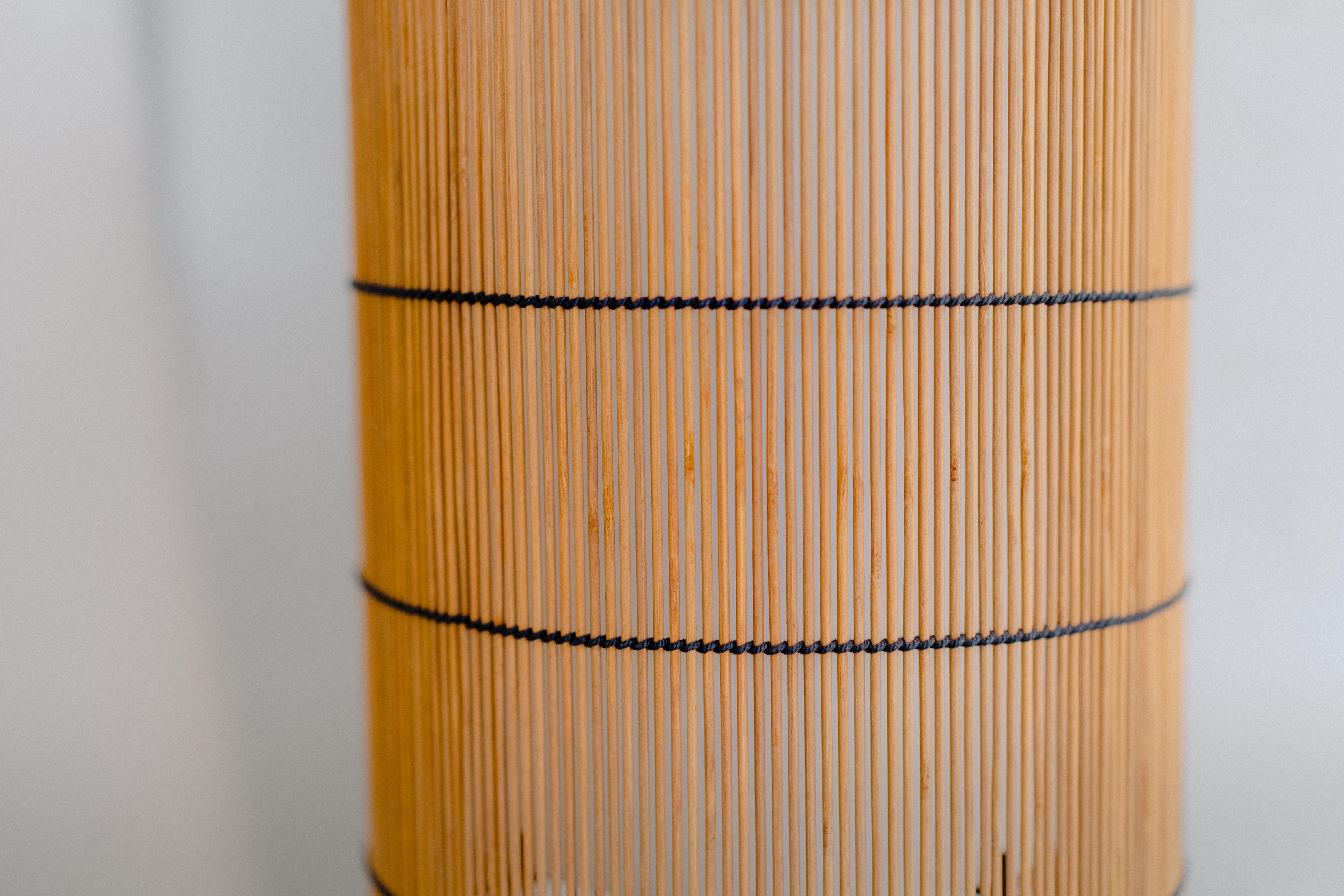 Moderne Lampe de bureau contemporaine, faite à la main, M, cerisier et bambou, par Mediterranean Objects en vente