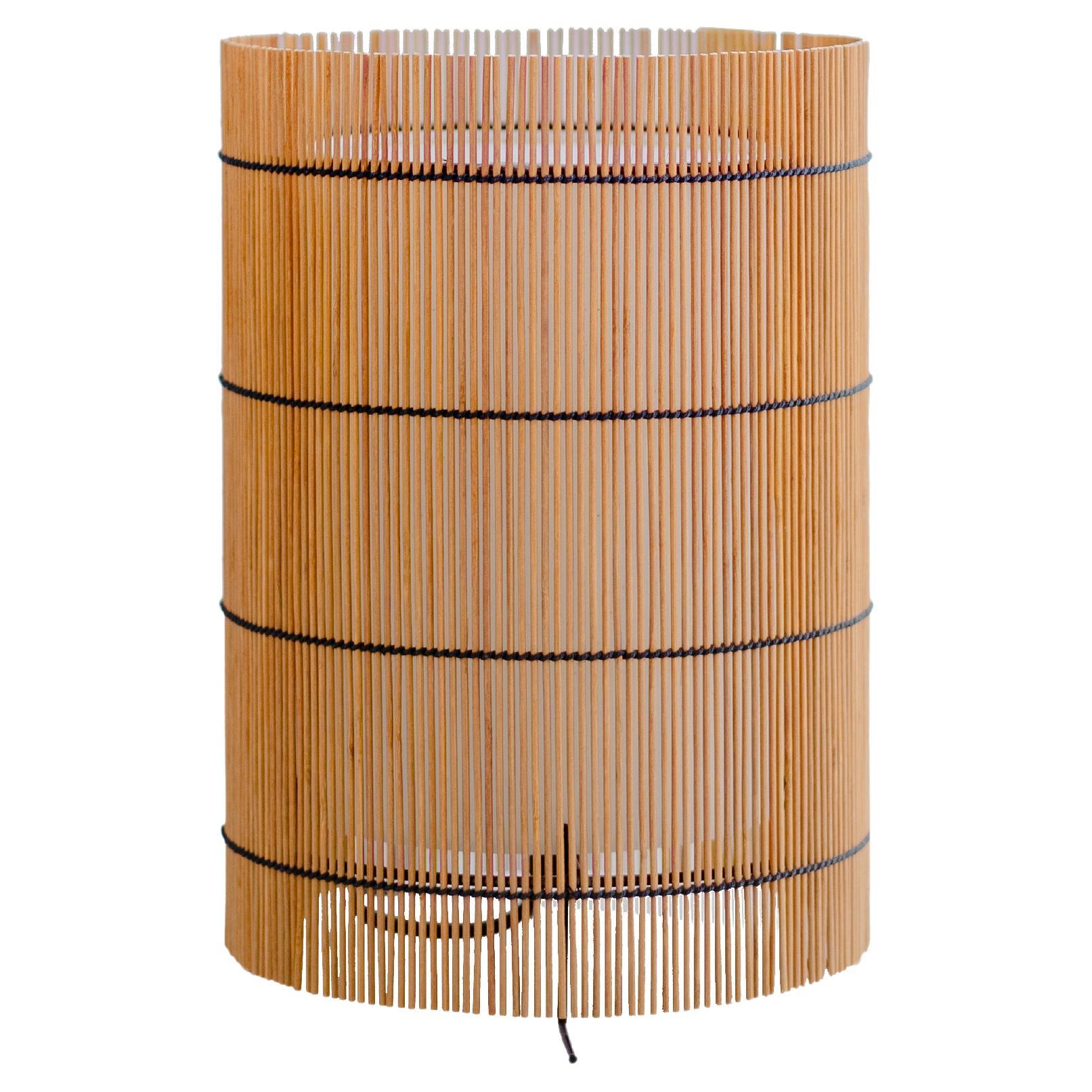 Lampe de bureau contemporaine, faite à la main, M, cerisier et bambou, par Mediterranean Objects
