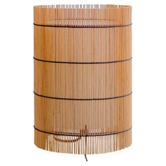 Lampe de bureau contemporaine, faite à la main, M, cerisier et bambou, par Mediterranean Objects