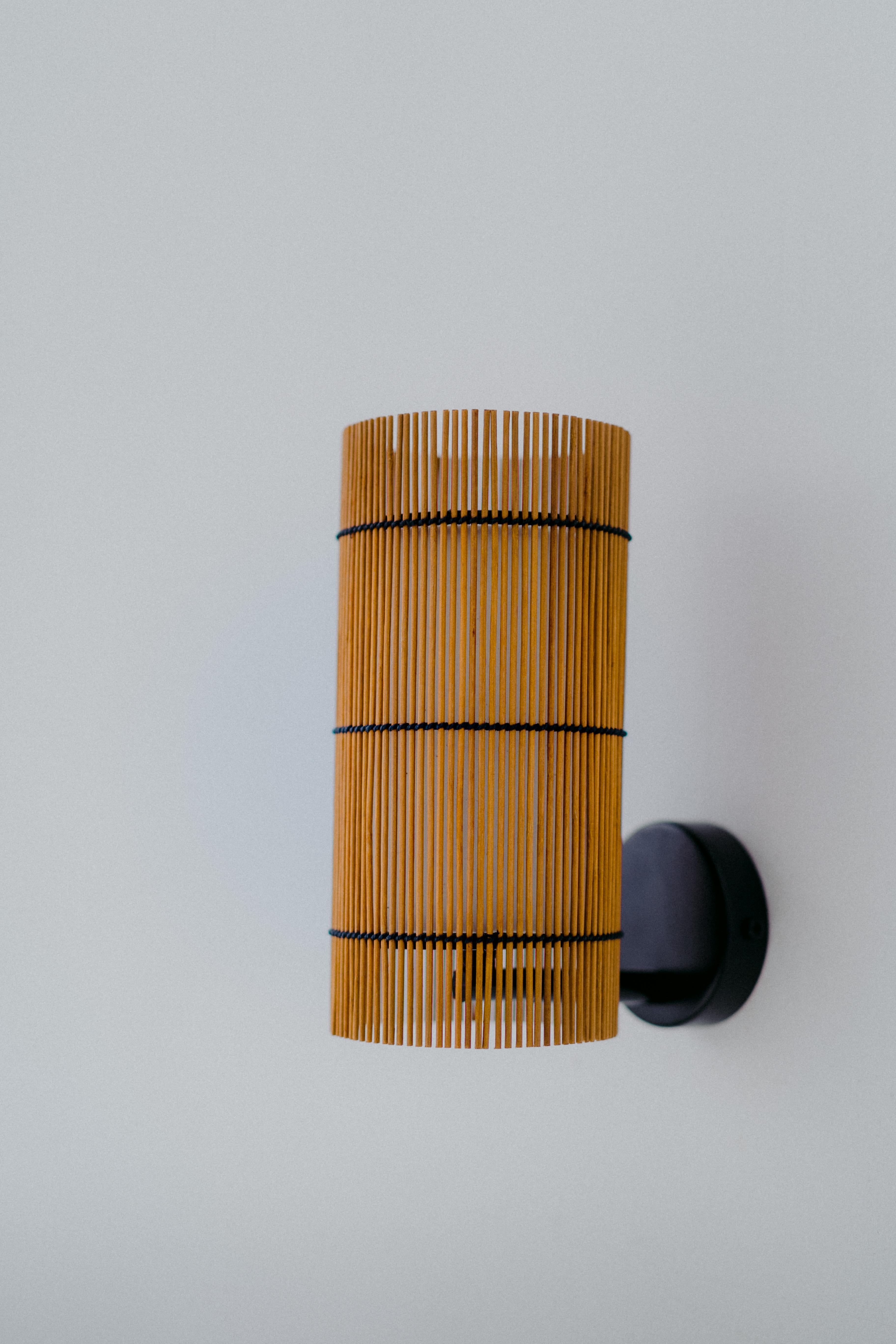 Zeitgenössische, handgefertigte Wandleuchte, Bambus Kirschbaumholz, von Mediterranean Objects (Spanisch) im Angebot