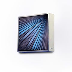 Applique contemporanea 'quadrata' iridescente  Cristallo blu e ottone di Ghirò Studio