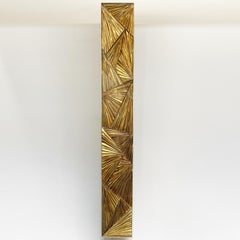 Lampada da parete ambra contemporanea in vetro intagliato a mano, ottone e oro di Ghirò Studio