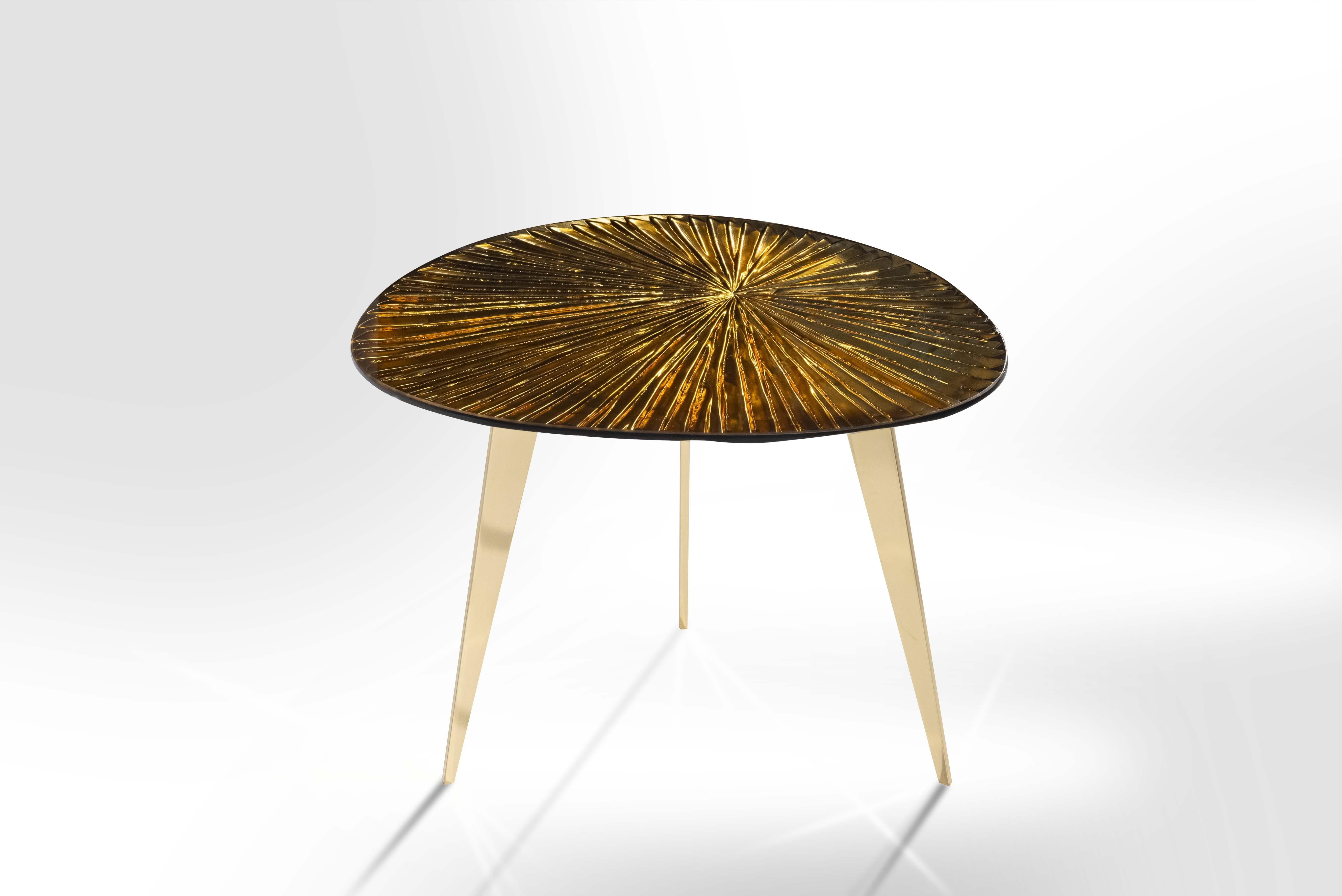 
The 'Ambra' coffee table is the solution for elegant and refined furnishings, with warm and seductive tones. The entire support structure is made with brass. The legs have a polished brass finish while the underplate is matt black.
The crystal top