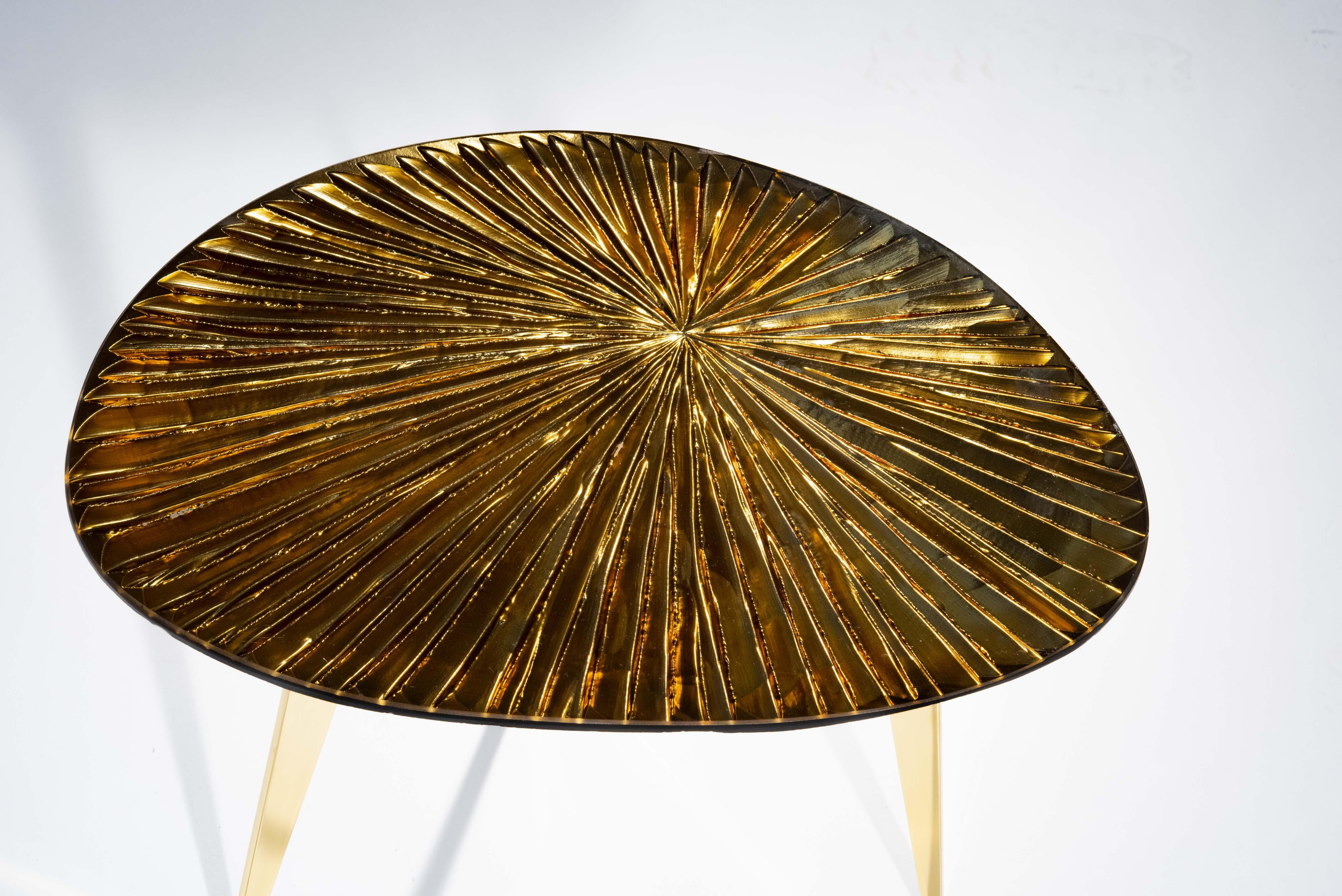 Moderne Table basse contemporaine 'Ambra' Cristal ambré et laiton par Ghirò Studio en vente
