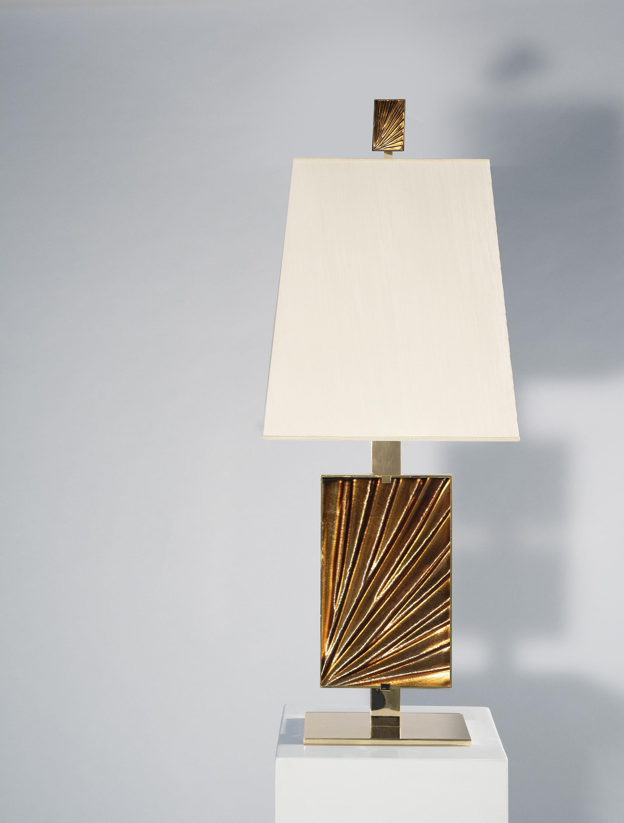 Zeitgenössische Tischlampe „Ambra“ aus Bernsteinkristall, Messing und Gold von Ghir Studio (Italienisch) im Angebot