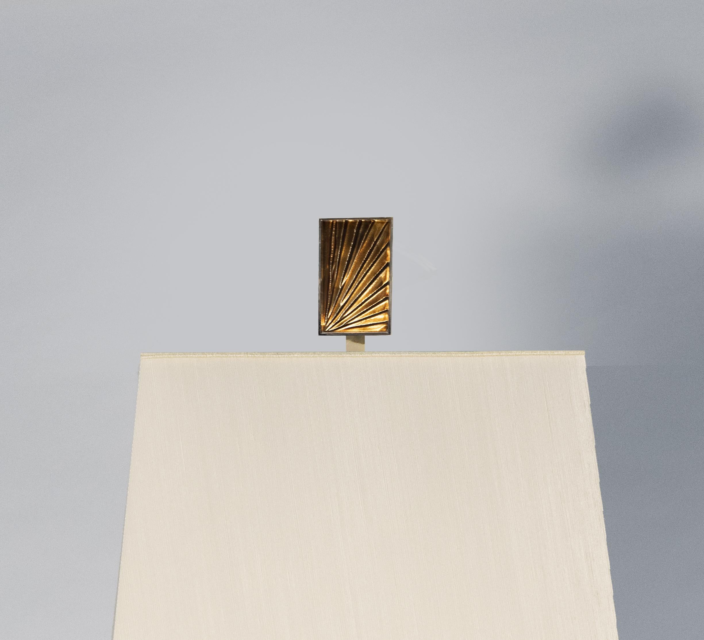 Zeitgenössische Tischlampe „Ambra“ aus Bernsteinkristall, Messing und Gold von Ghir Studio (Handgefertigt) im Angebot