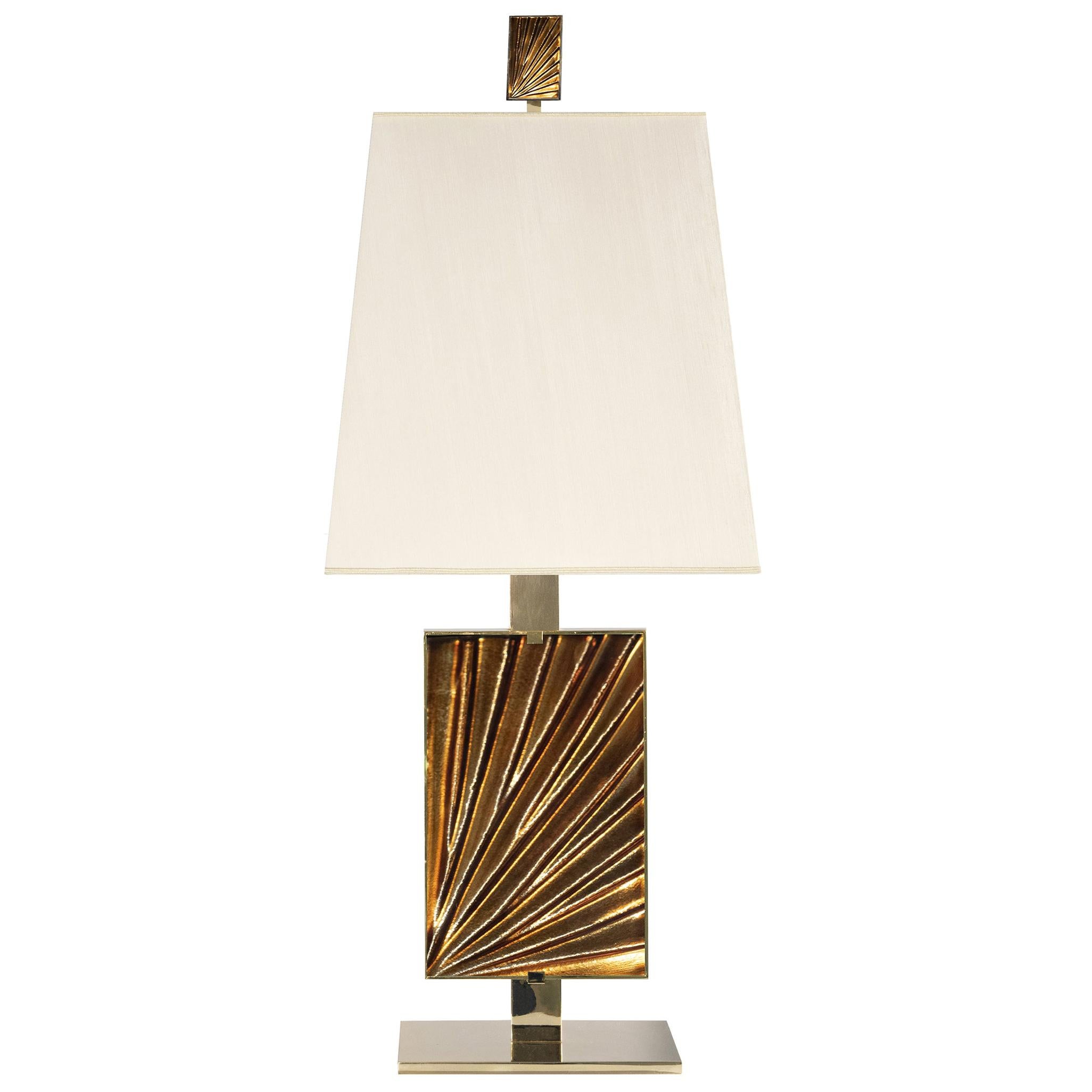 Lampe de bureau contemporaine "Ambra" en cristal ambré, laiton et or par Ghir Studio