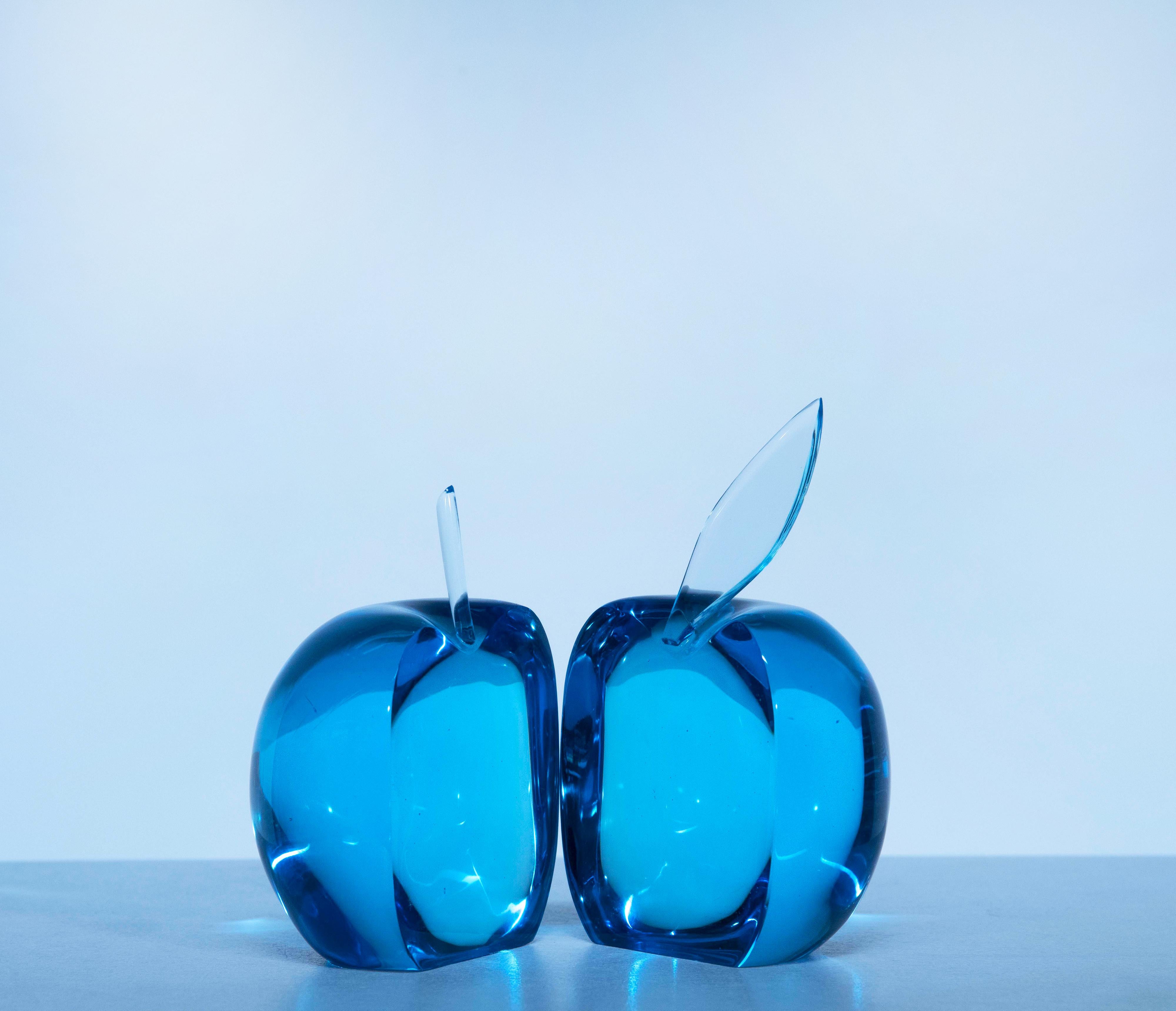 Moderno Scultura contemporanea 'Apple' in cristallo blu realizzata a mano in Italia da Ghirò Studio in vendita