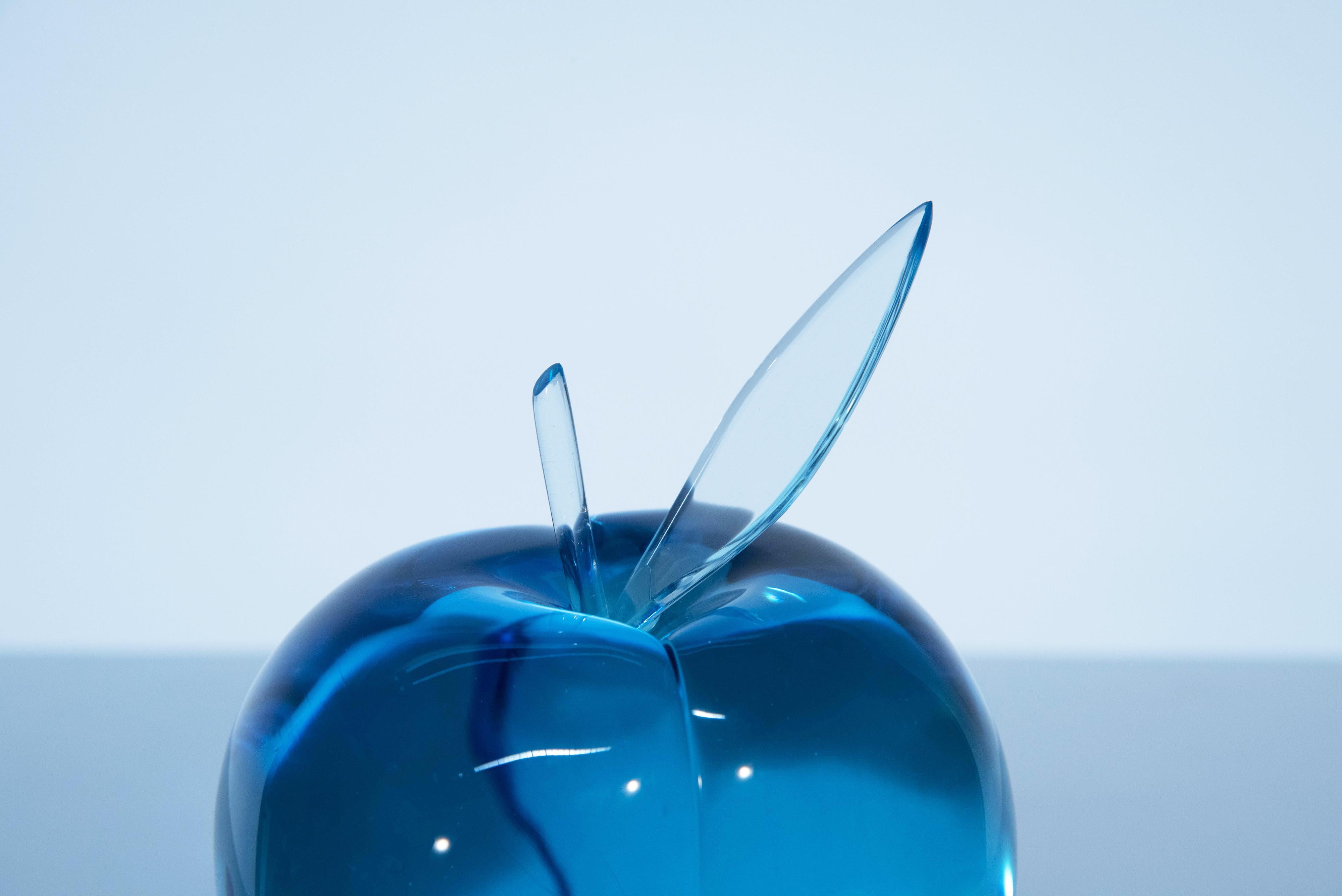 Italiano Scultura contemporanea 'Apple' in cristallo blu realizzata a mano in Italia da Ghirò Studio in vendita