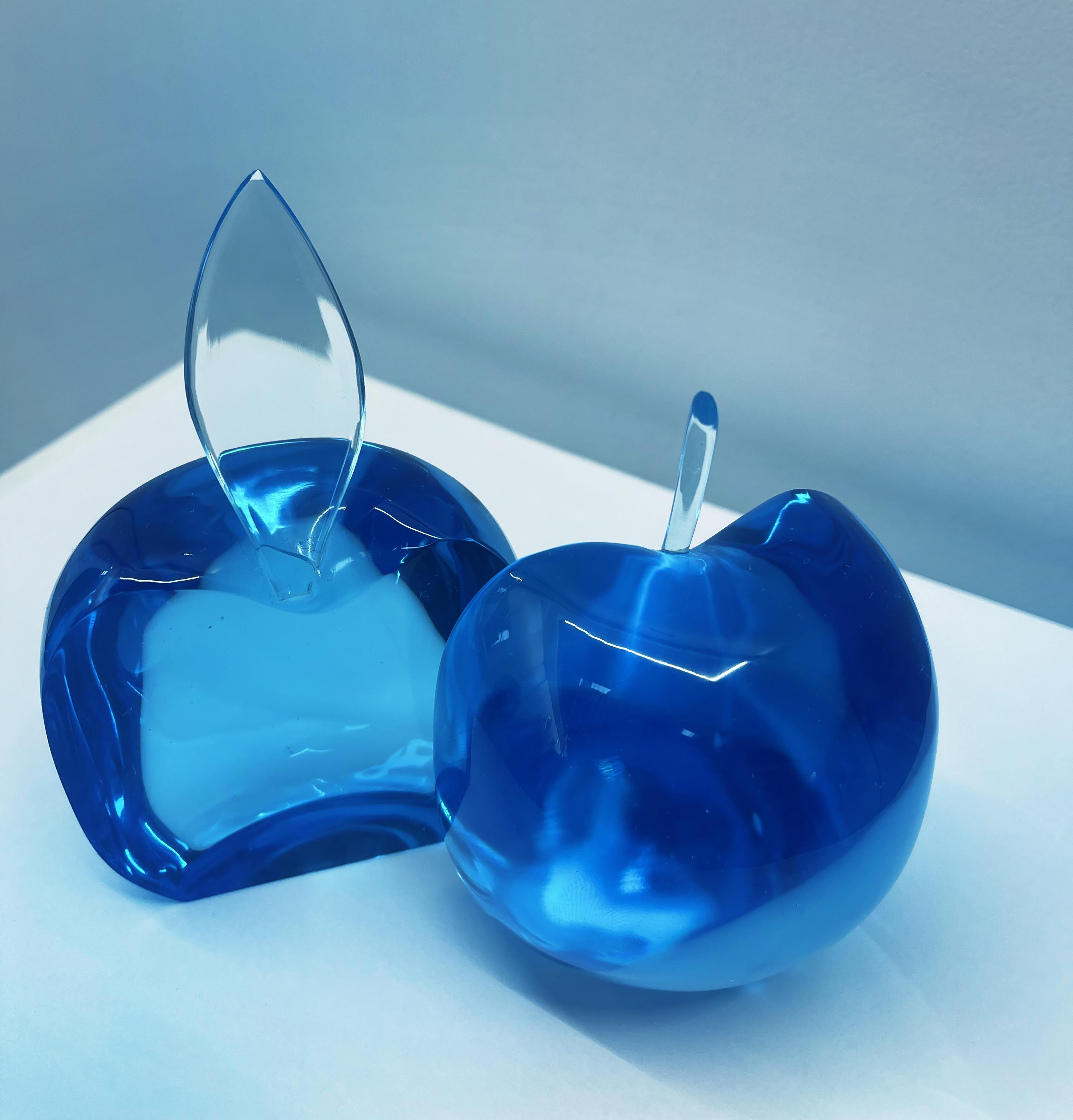 Fatto a mano Scultura contemporanea 'Apple' in cristallo blu realizzata a mano in Italia da Ghirò Studio in vendita