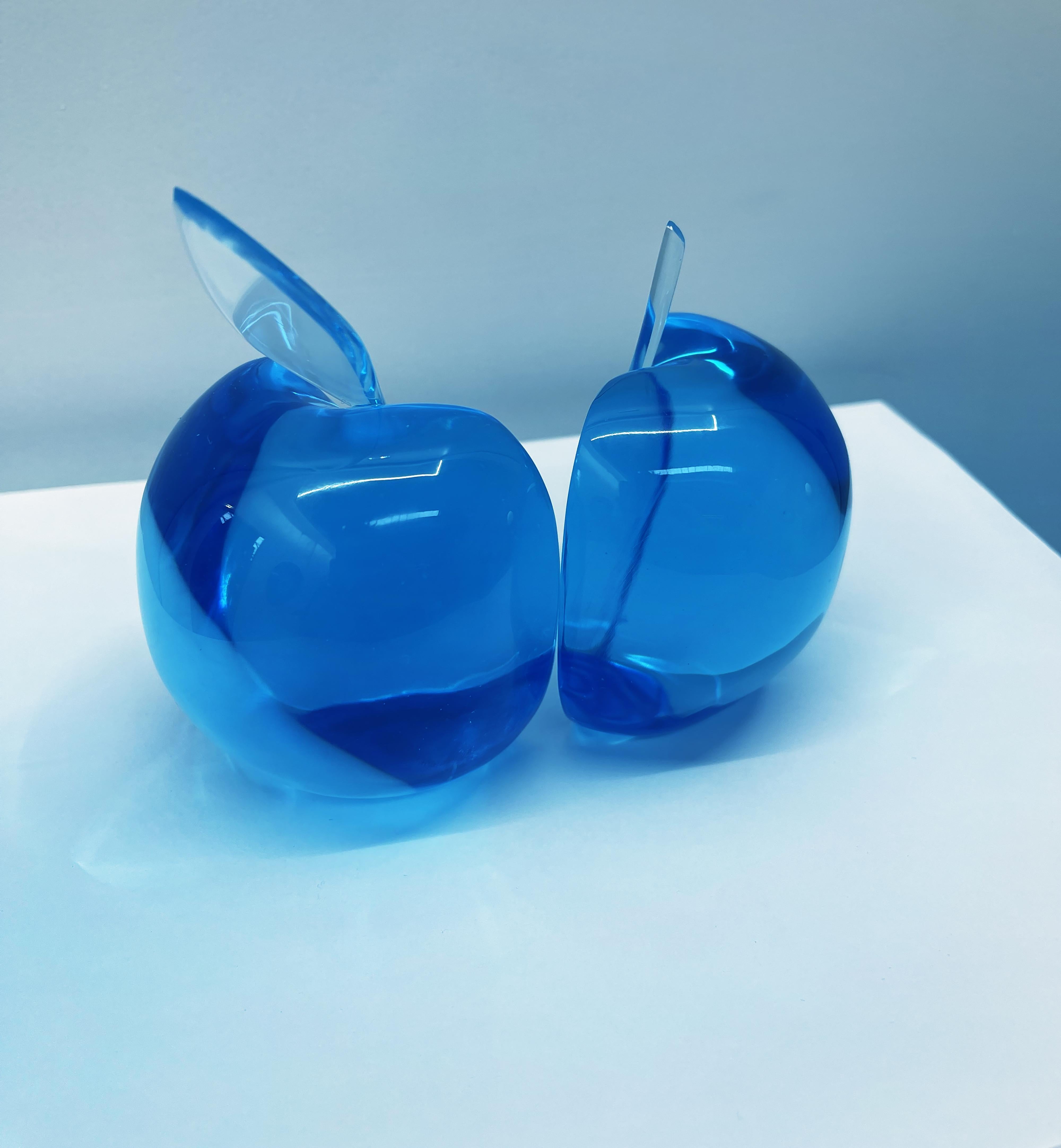 Vetro Scultura contemporanea 'Apple' in cristallo blu realizzata a mano in Italia da Ghirò Studio in vendita